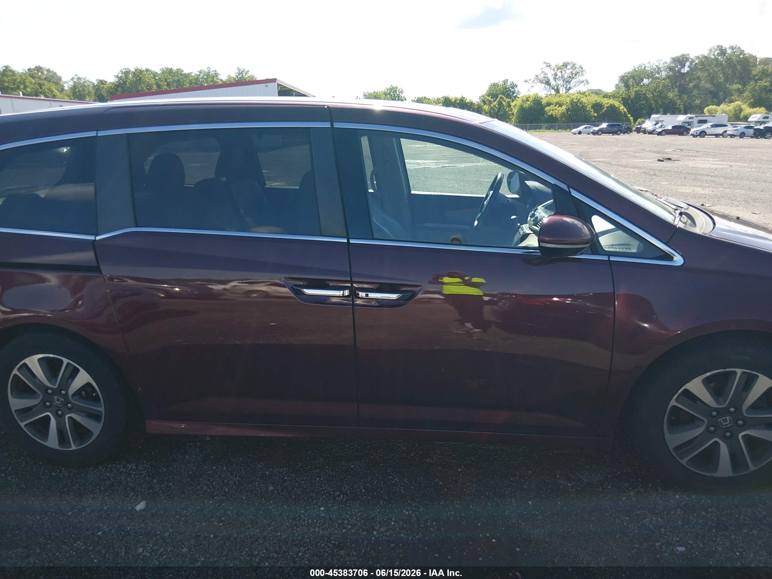 2016 Honda Odyssey Touring/touring Elite Burgundy vin: 5FNRL5H92GB093100