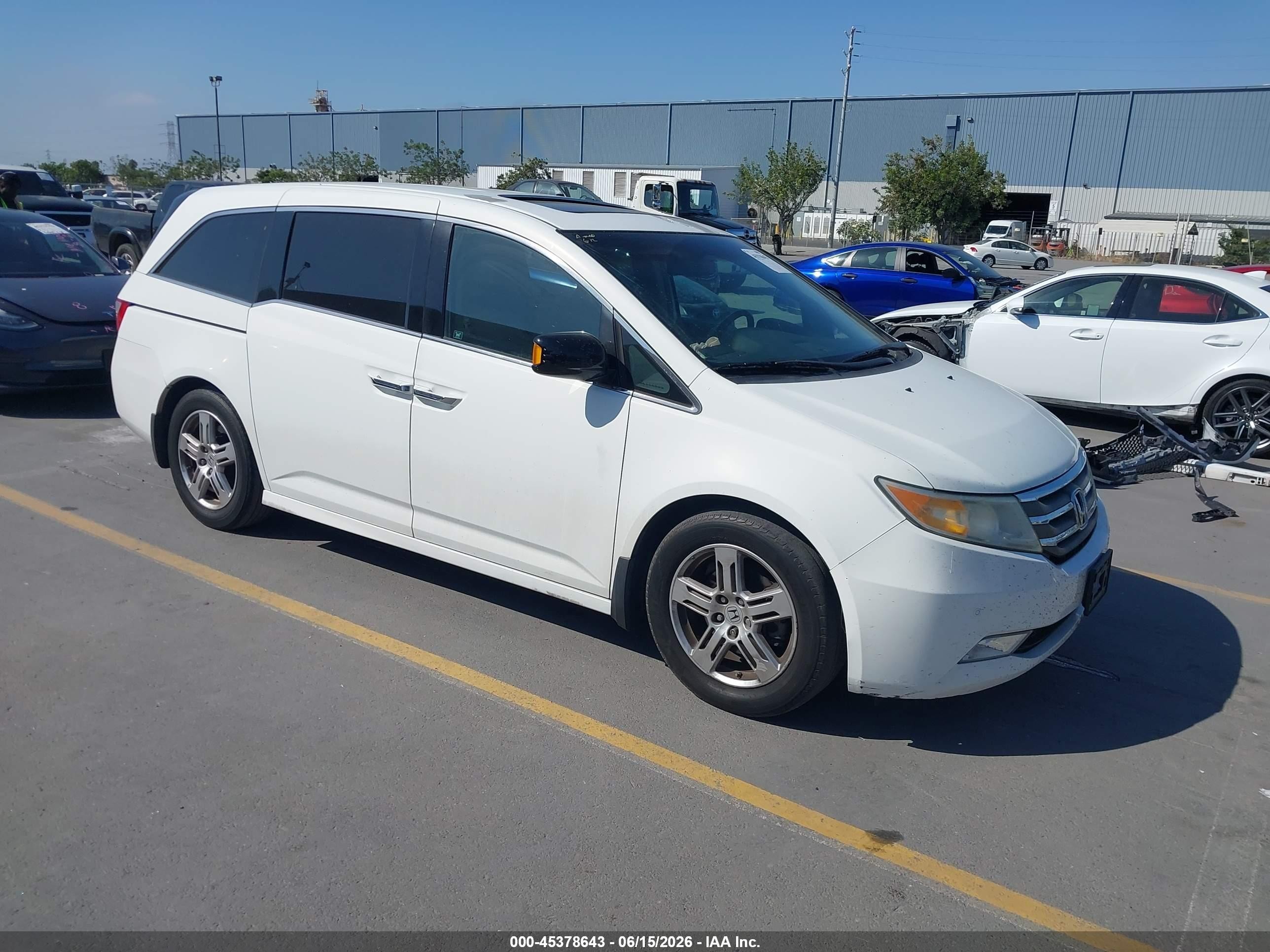 2011 Honda Odyssey Touring/touring Elite White vin: 5FNRL5H93BB008662