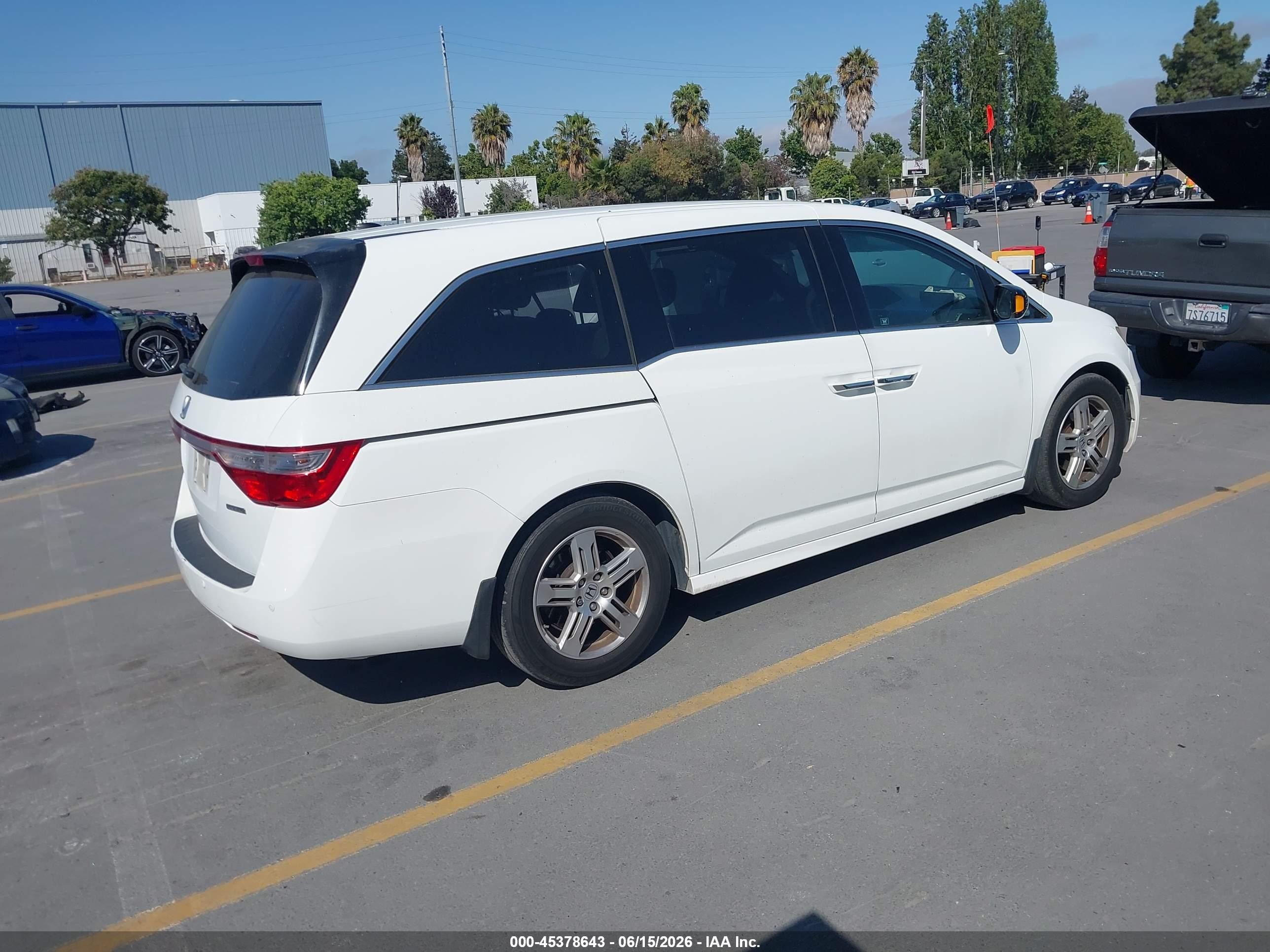 2011 Honda Odyssey Touring/touring Elite White vin: 5FNRL5H93BB008662