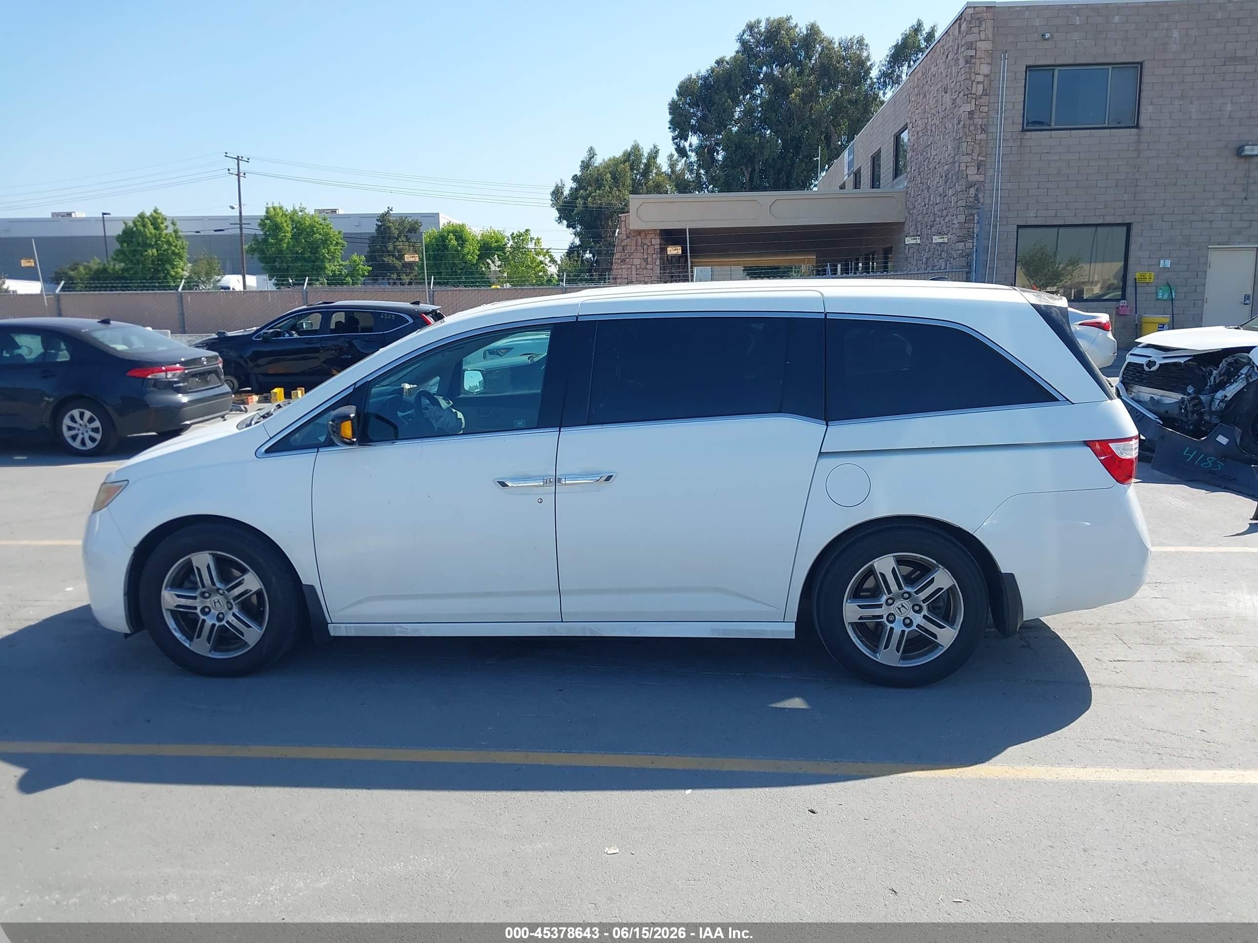 2011 Honda Odyssey Touring/touring Elite White vin: 5FNRL5H93BB008662