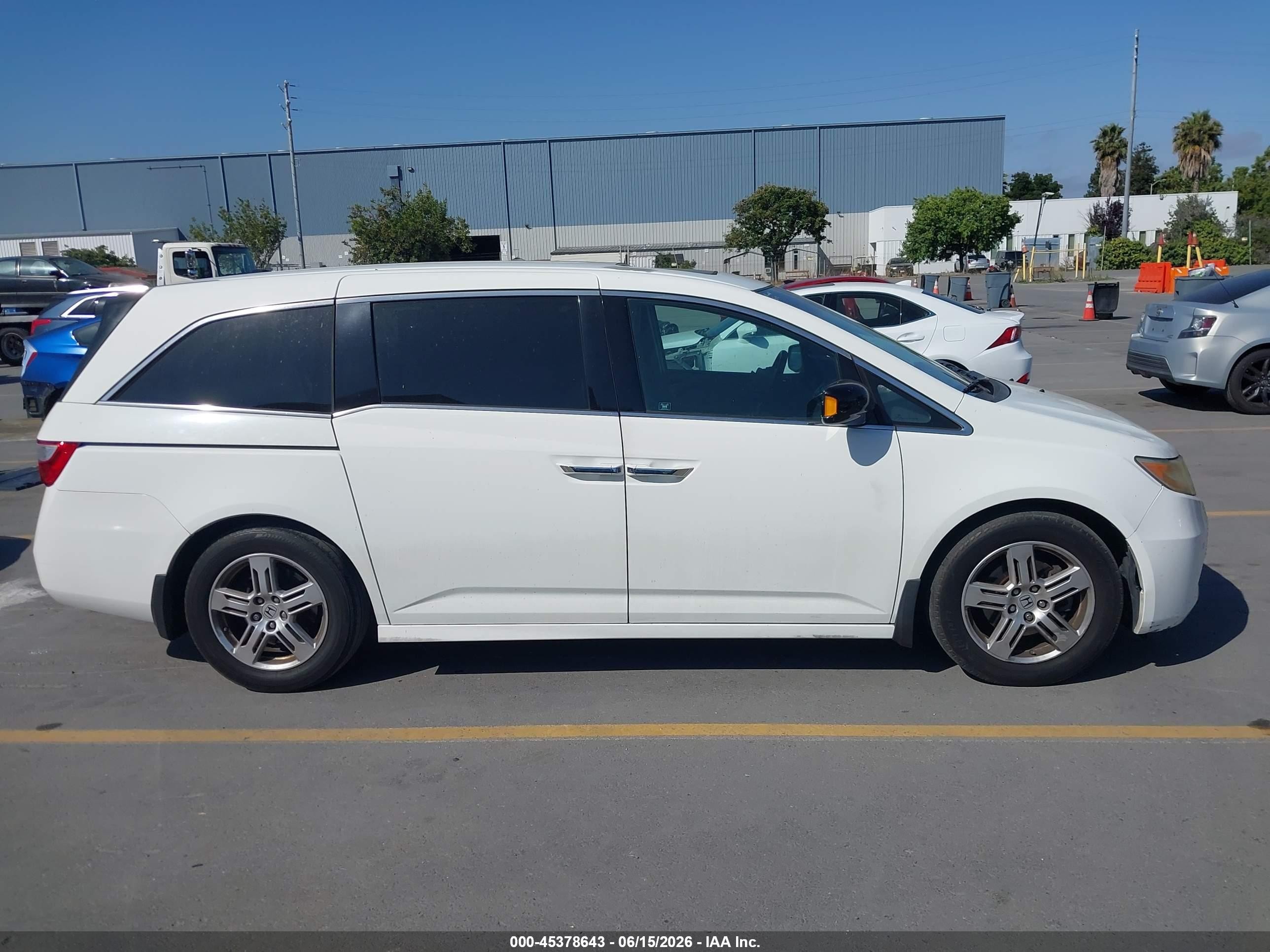 2011 Honda Odyssey Touring/touring Elite White vin: 5FNRL5H93BB008662