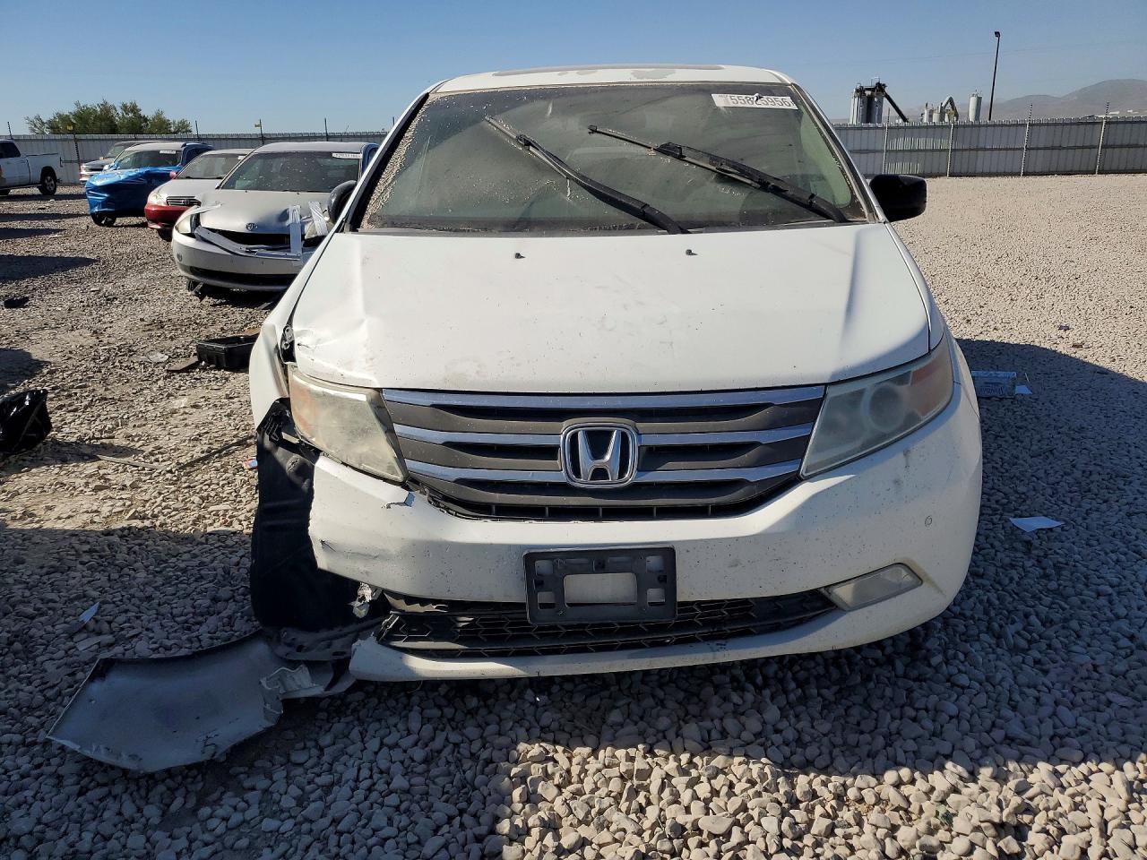 2011 Honda Odyssey Touring White vin: 5FNRL5H93BB043752