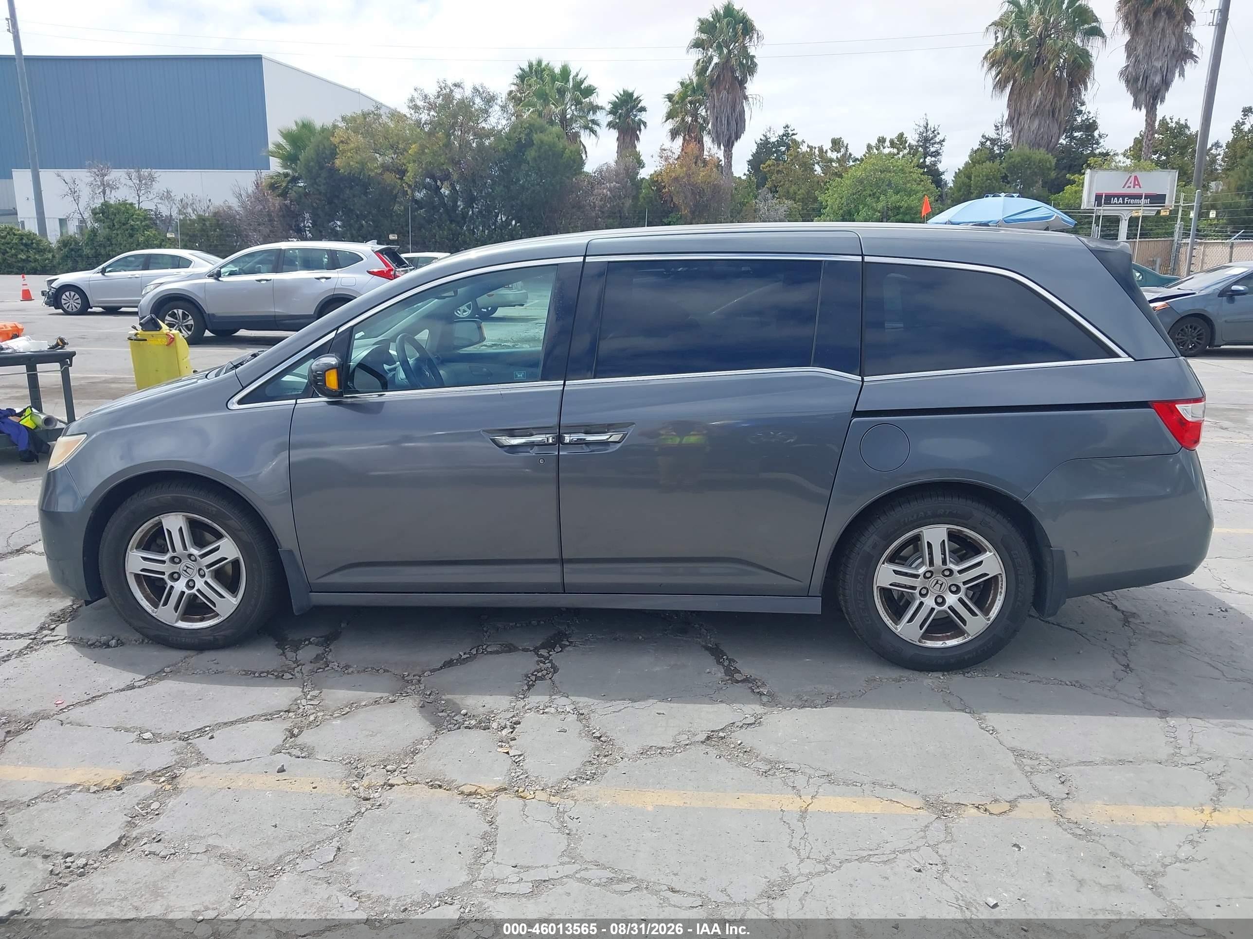 2011 Honda Odyssey Touring/touring Elite Gray vin: 5FNRL5H93BB055643