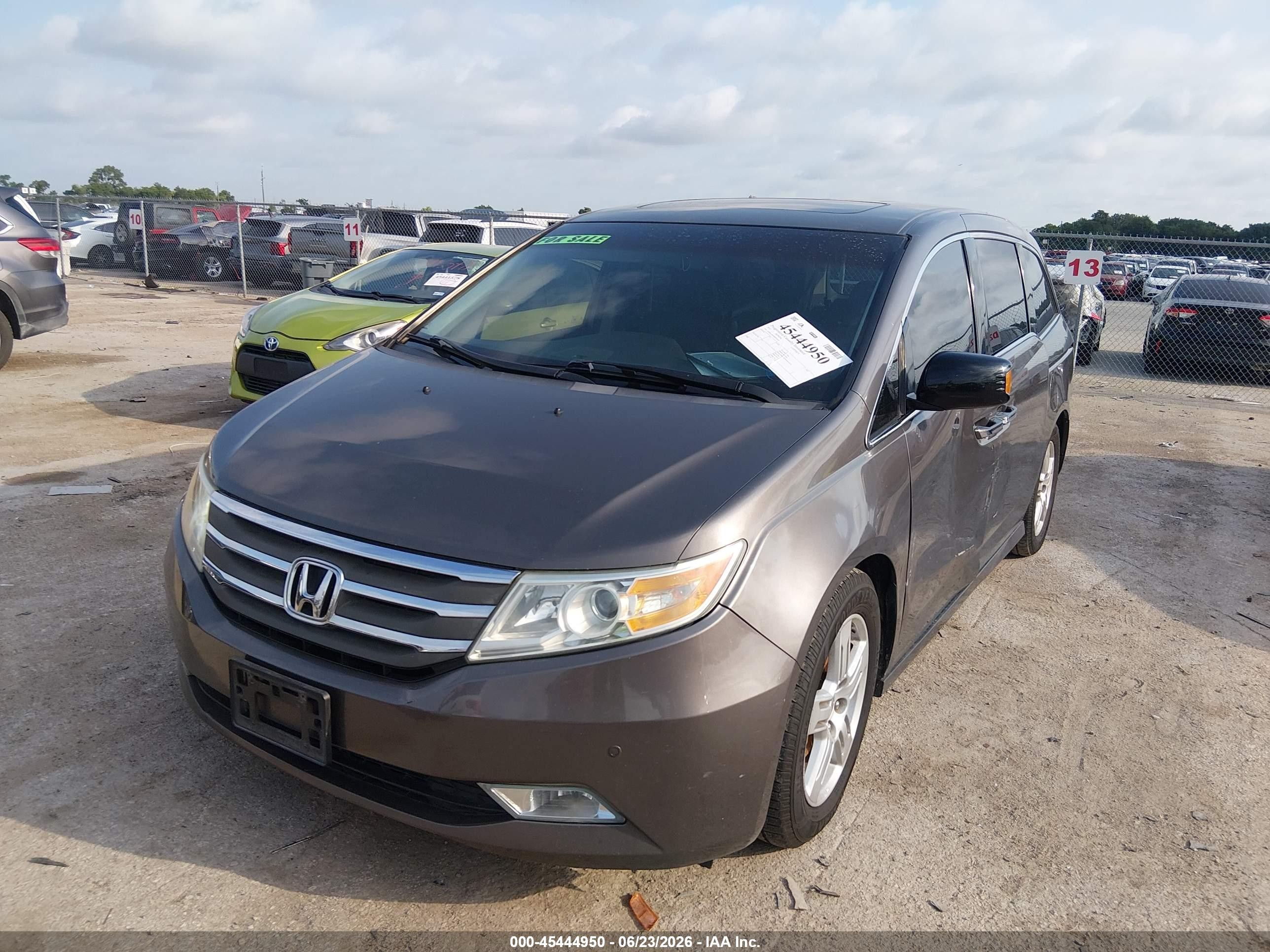 2011 Honda Odyssey Touring/touring Elite Gray vin: 5FNRL5H93BB072636