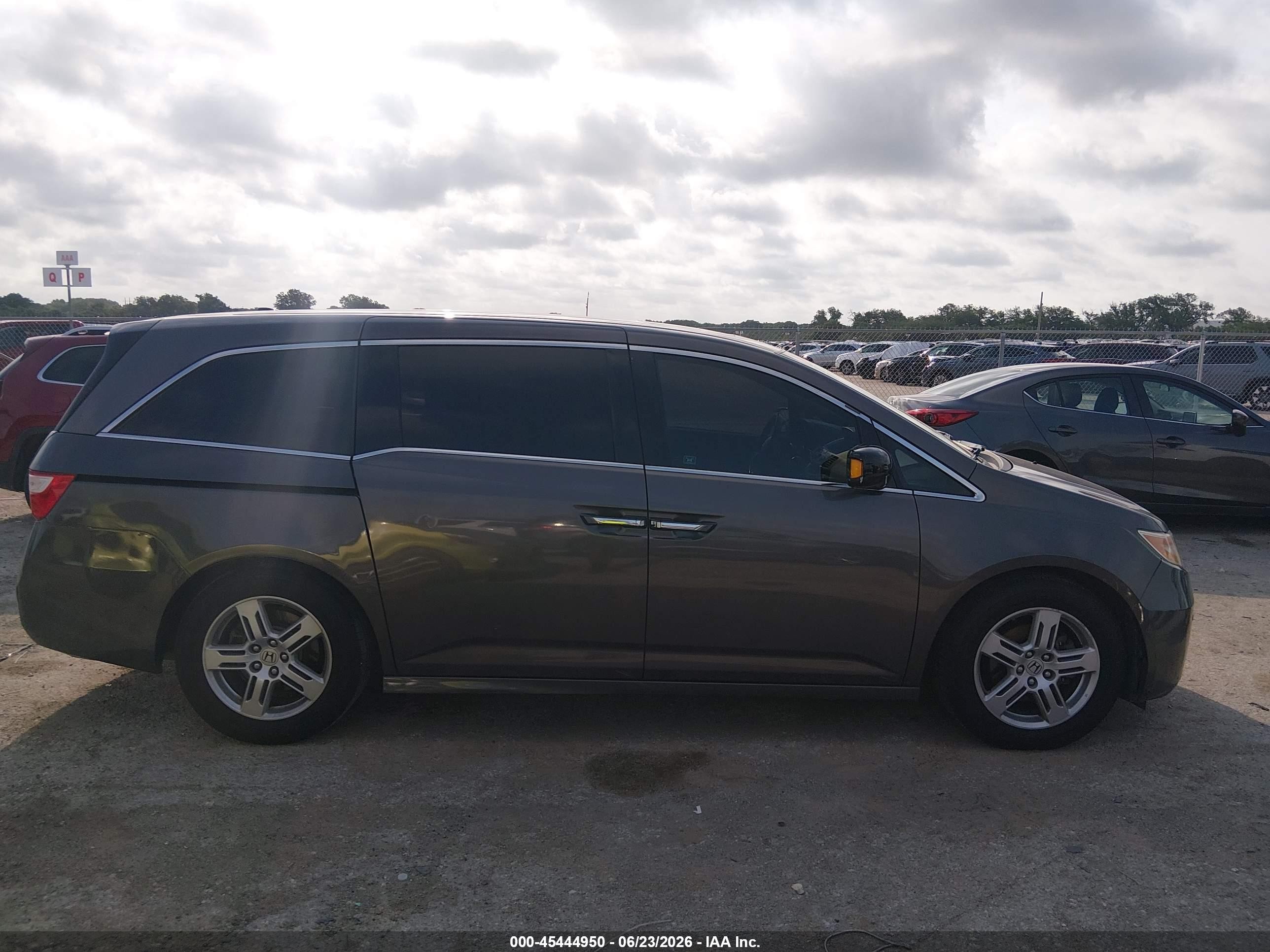 2011 Honda Odyssey Touring/touring Elite Gray vin: 5FNRL5H93BB072636
