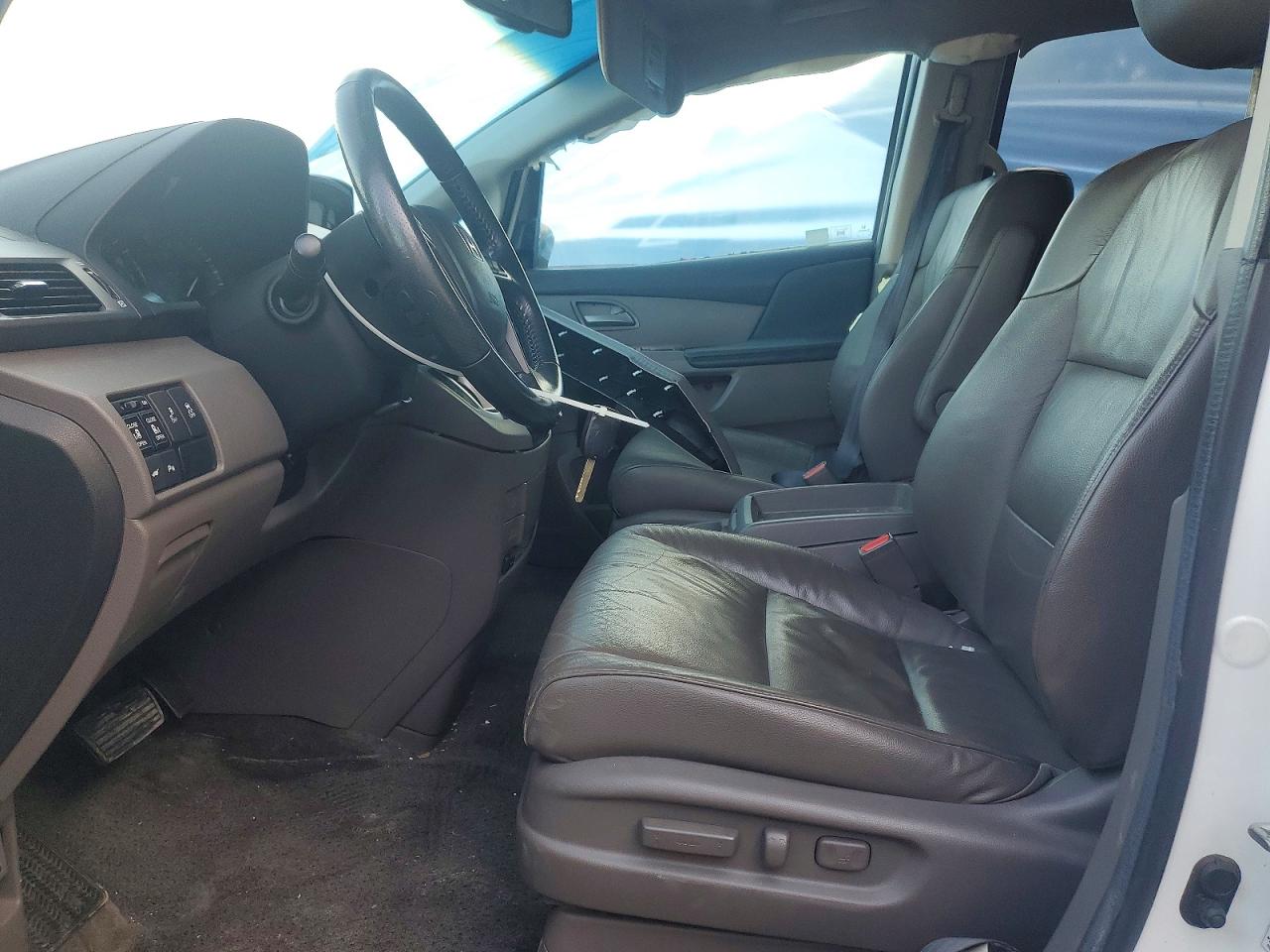 2012 Honda Odyssey Touring White vin: 5FNRL5H93CB053389