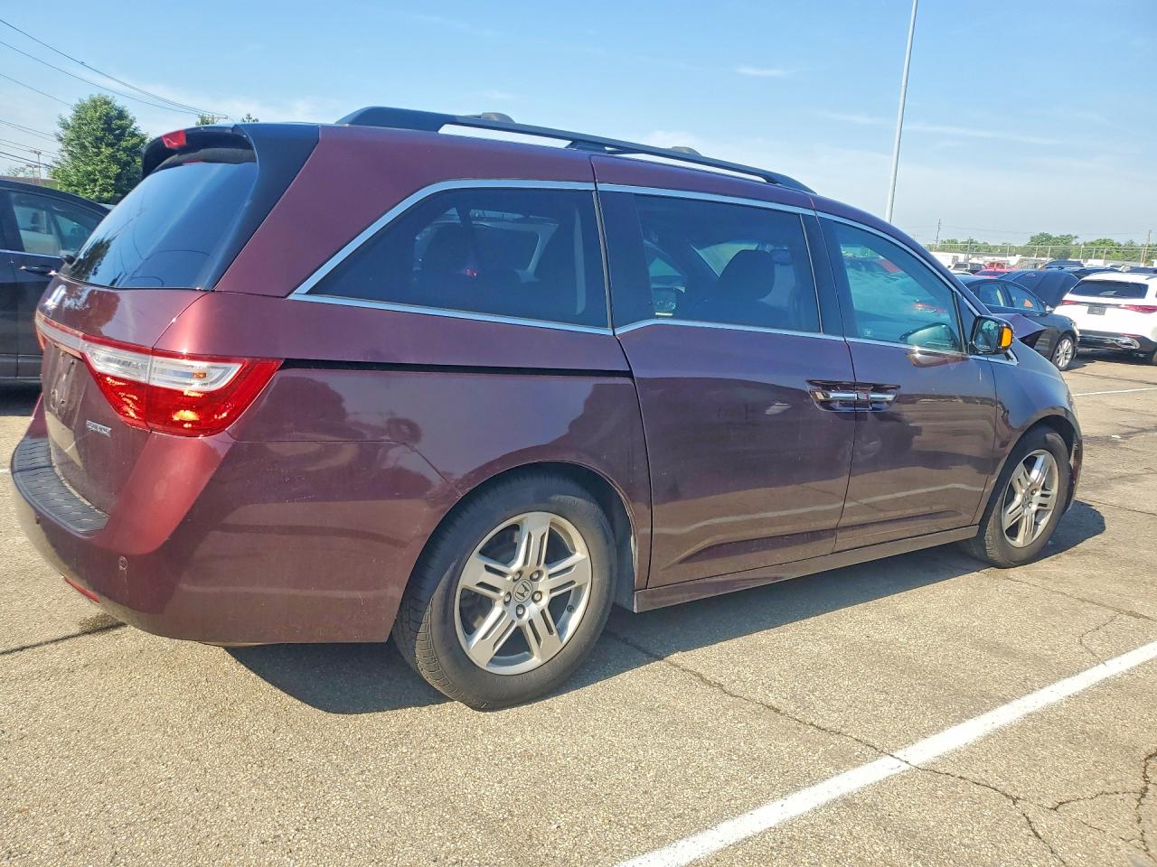 2012 Honda Odyssey Touring Burgundy vin: 5FNRL5H93CB139740