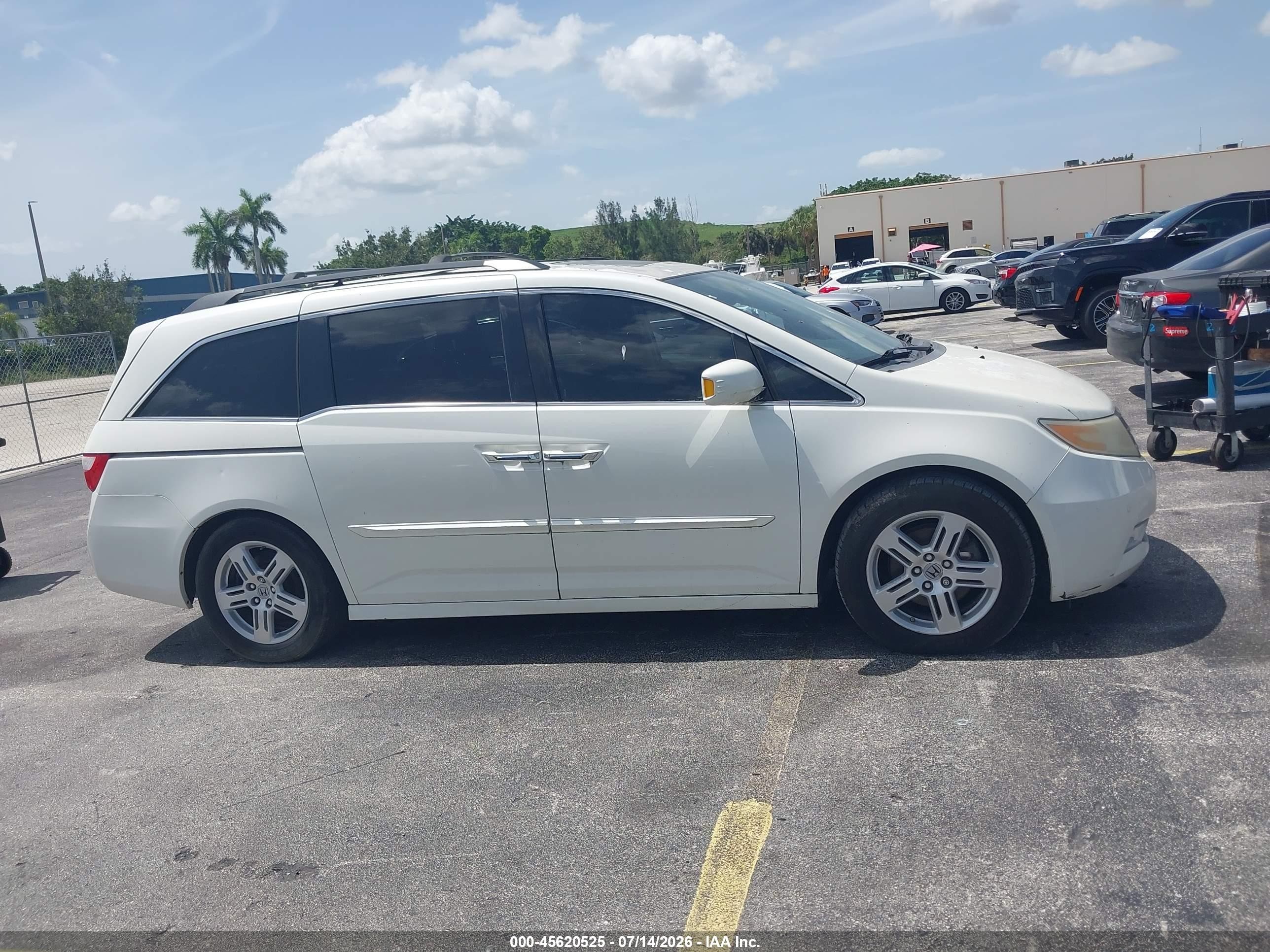 2013 Honda Odyssey Touring/touring Elite White vin: 5FNRL5H93DB081792