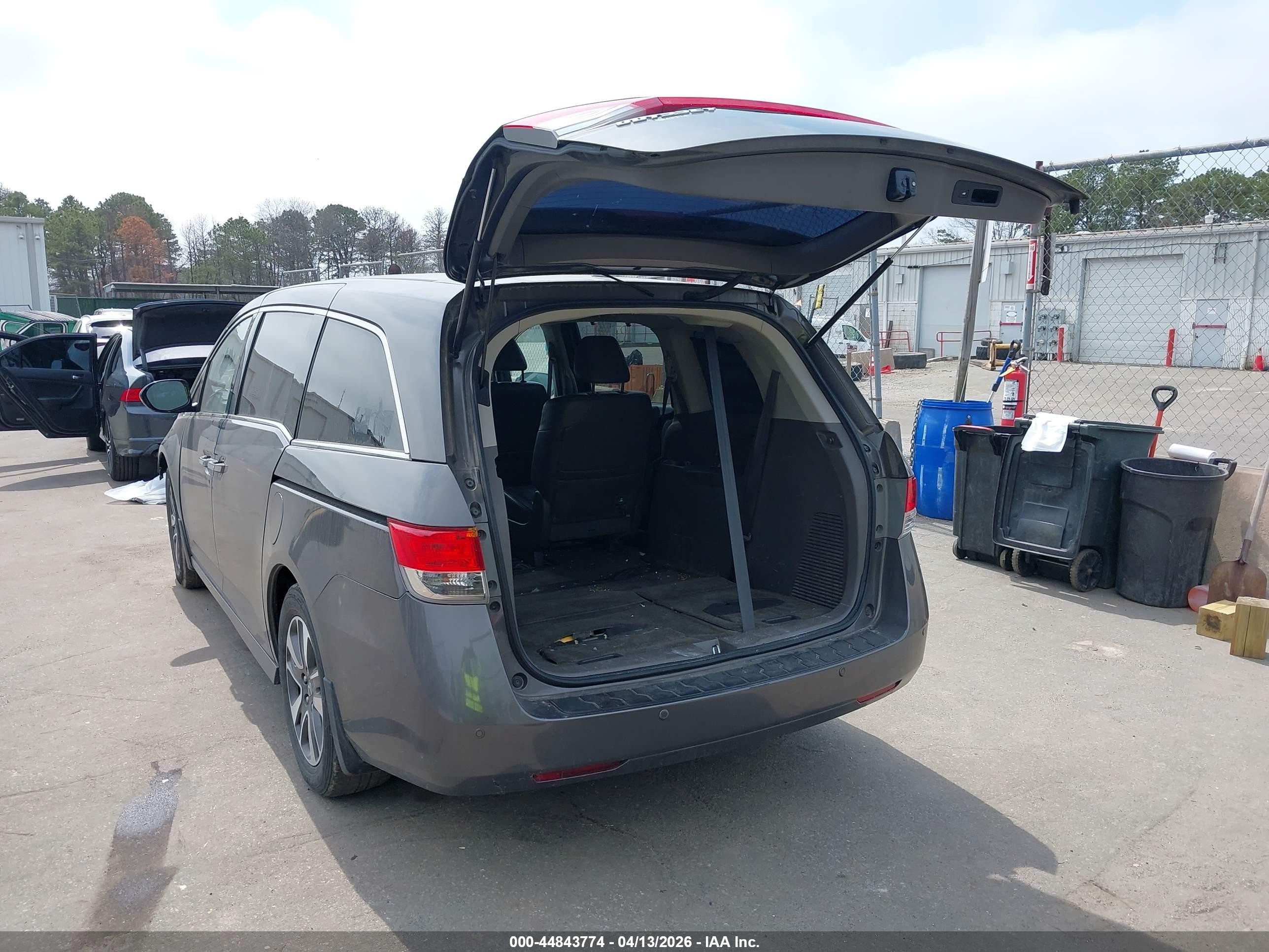 2014 Honda Odyssey Touring/touring Elite Gray vin: 5FNRL5H93EB010724
