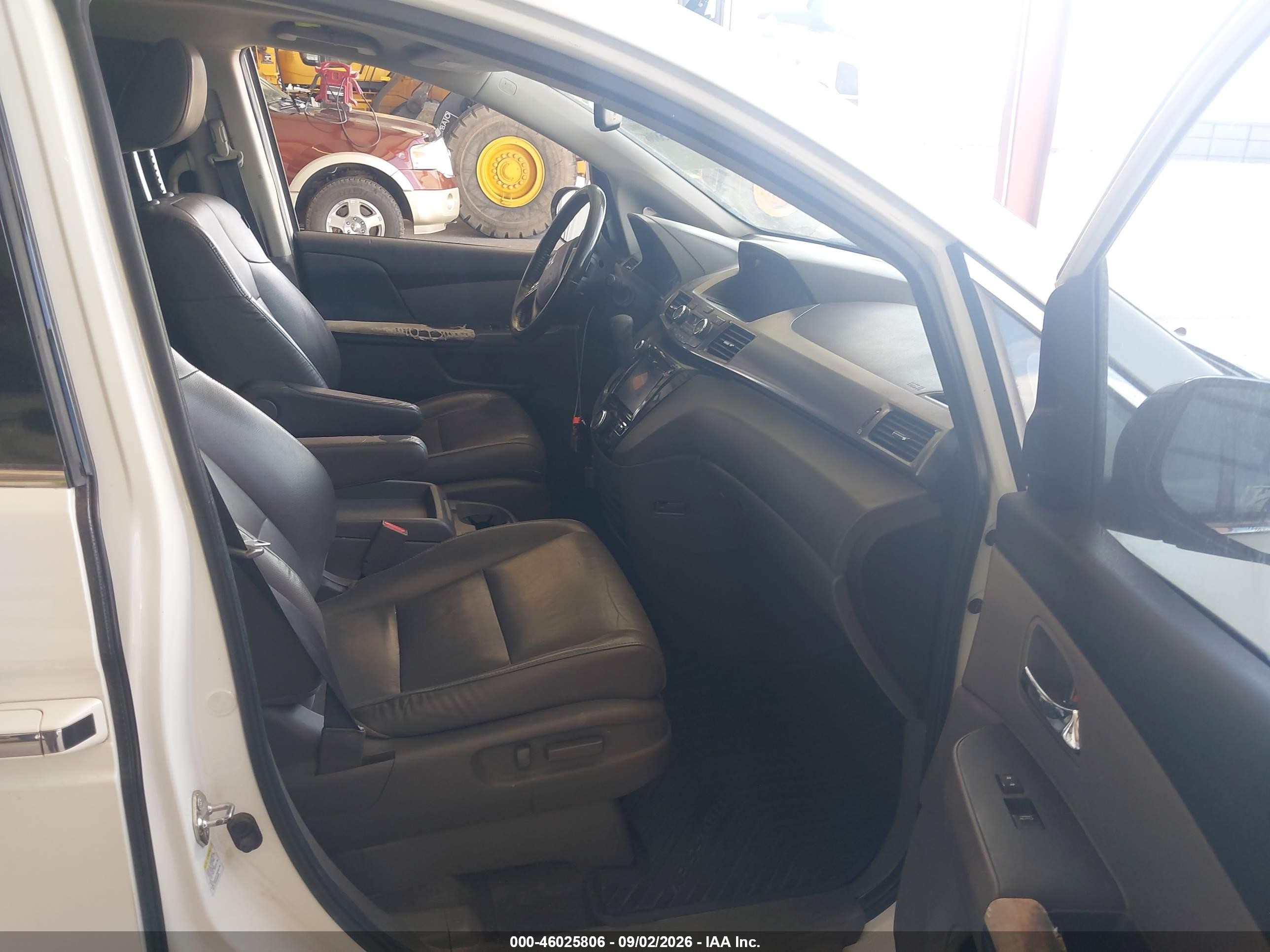 2014 Honda Odyssey Touring/touring Elite White vin: 5FNRL5H93EB026261