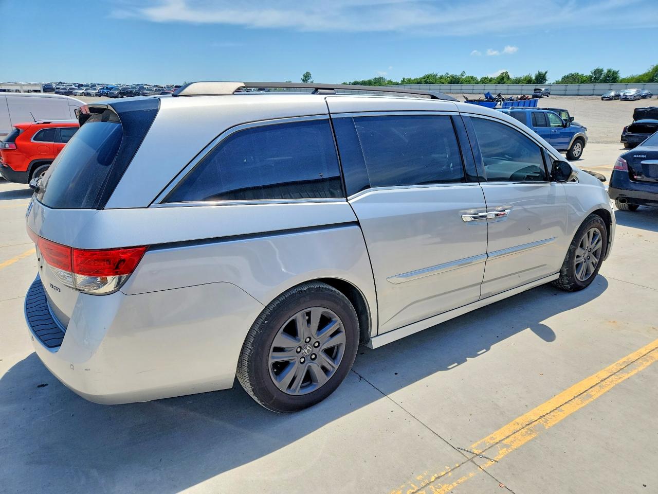 2014 Honda Odyssey Touring Silver vin: 5FNRL5H93EB037907