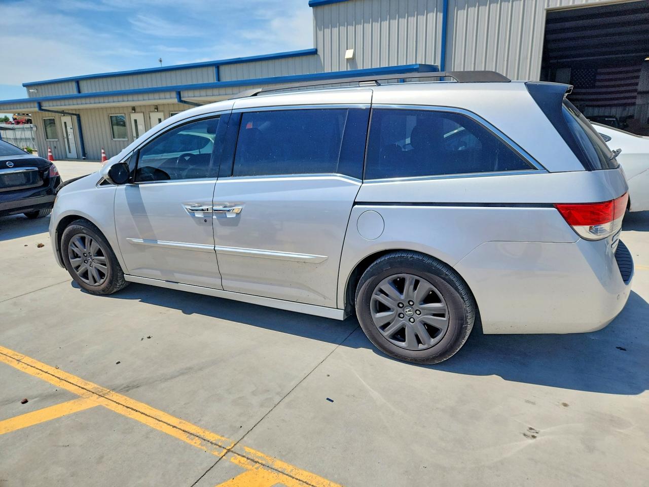 2014 Honda Odyssey Touring Silver vin: 5FNRL5H93EB037907