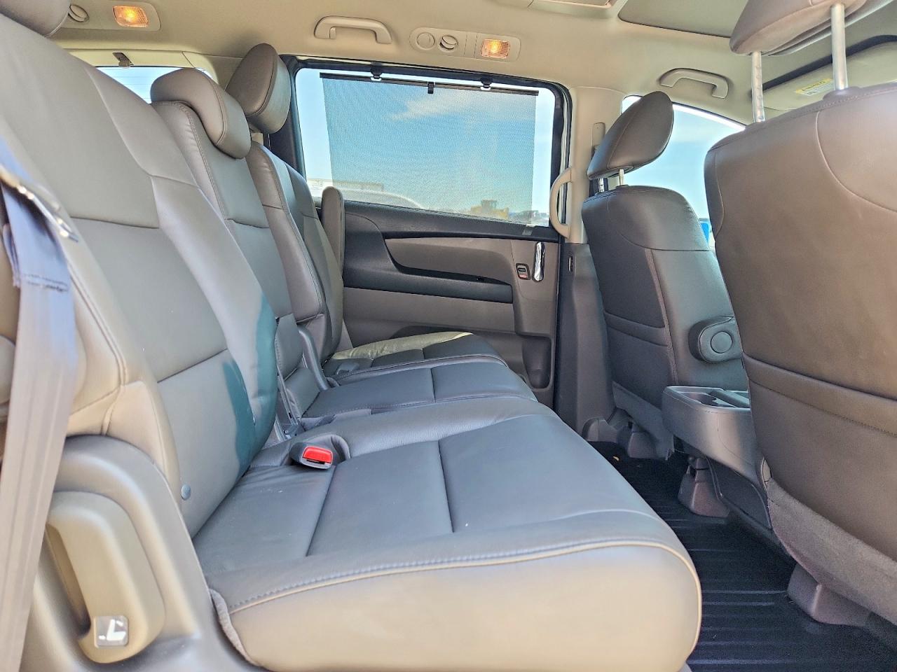 2014 Honda Odyssey Touring Silver vin: 5FNRL5H93EB037907