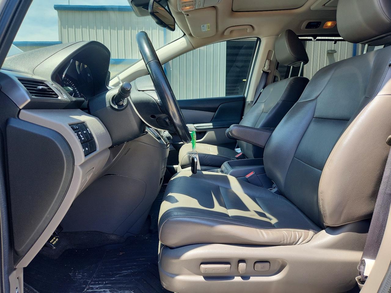2014 Honda Odyssey Touring Silver vin: 5FNRL5H93EB037907