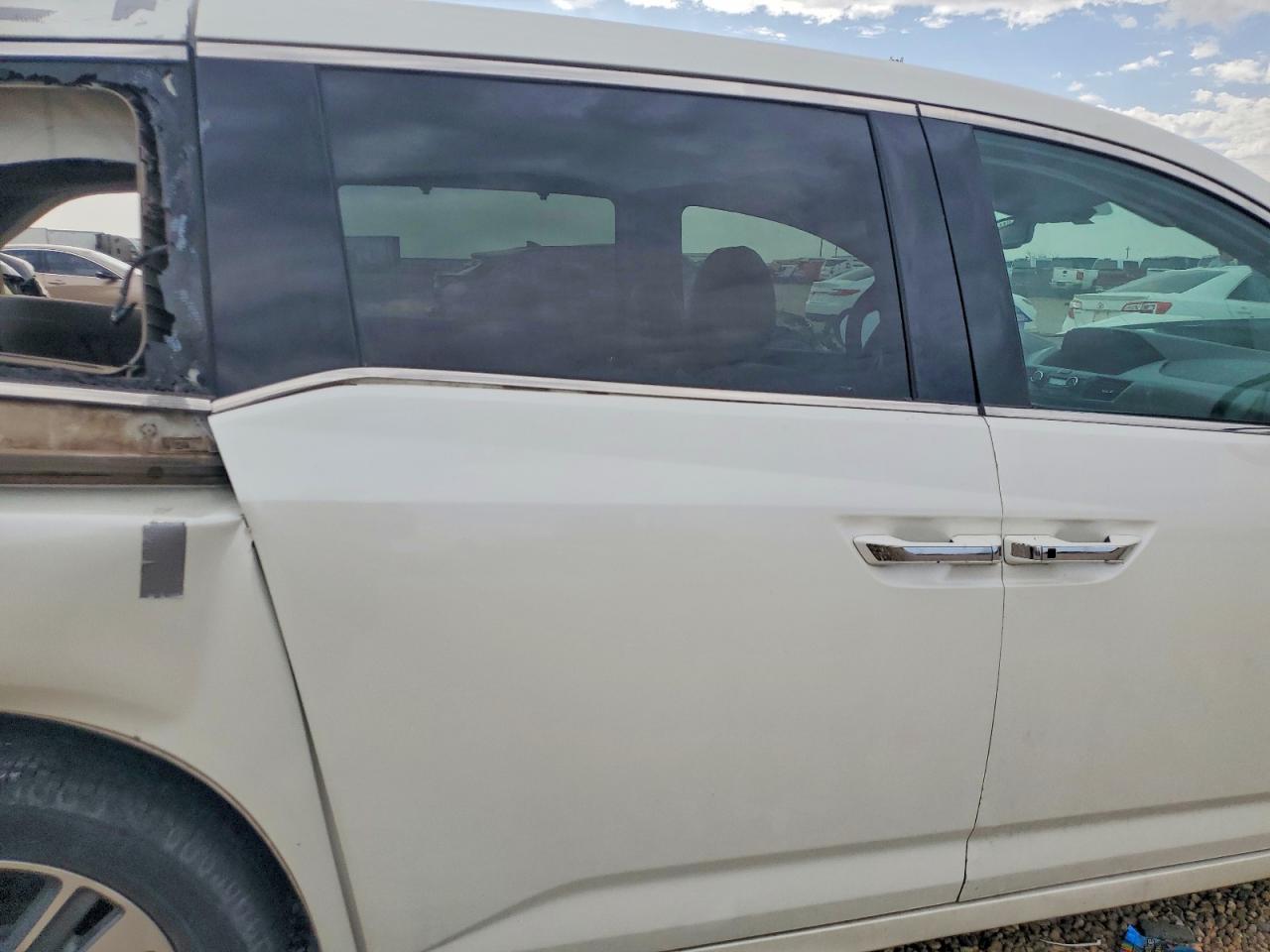 2014 Honda Odyssey Touring White vin: 5FNRL5H93EB045179