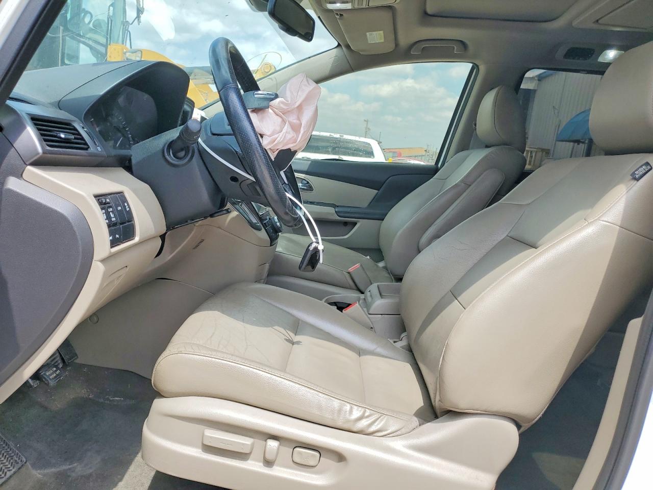 2014 Honda Odyssey Touring White vin: 5FNRL5H93EB113657