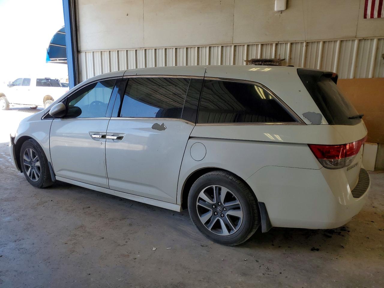 2014 Honda Odyssey Touring White vin: 5FNRL5H93EB113657