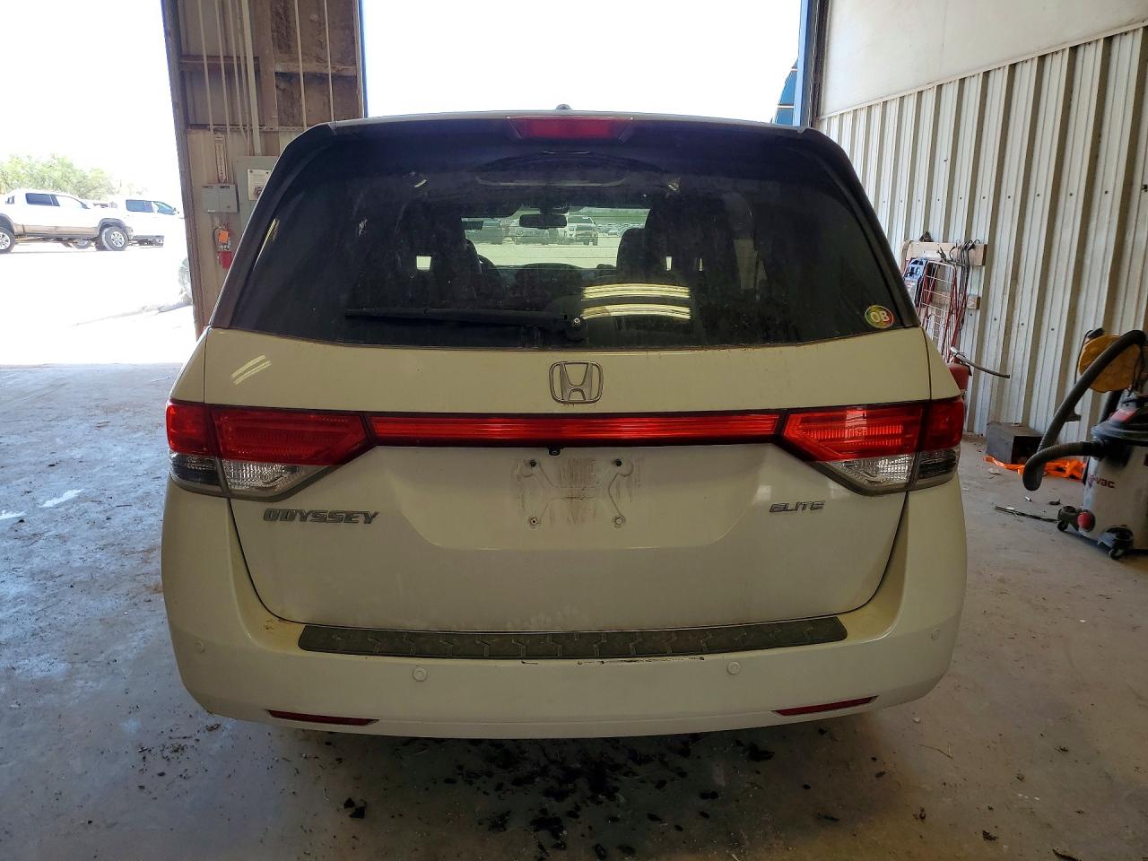 2014 Honda Odyssey Touring White vin: 5FNRL5H93EB113657