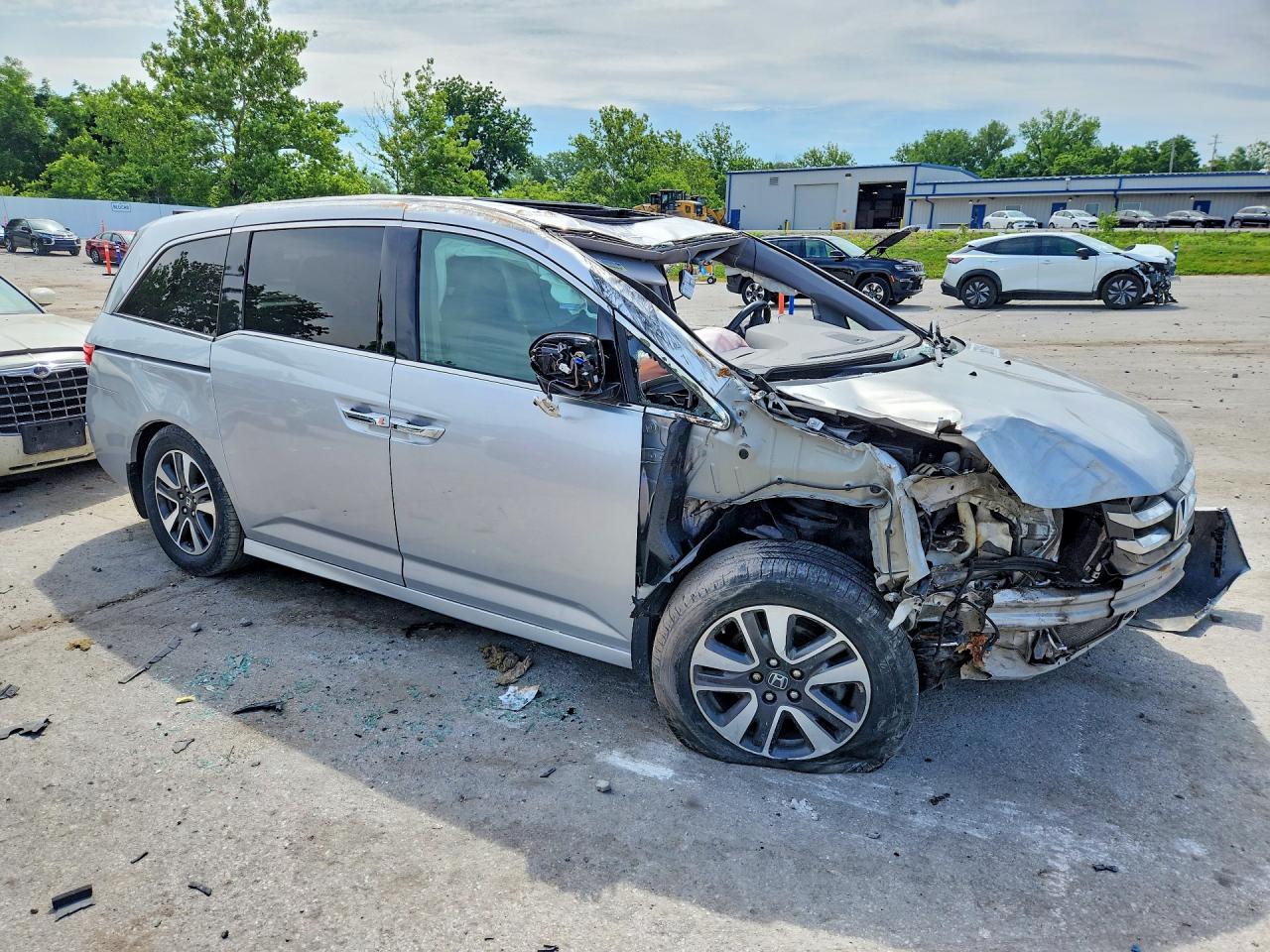 2014 Honda Odyssey Touring Silver vin: 5FNRL5H93EB126067