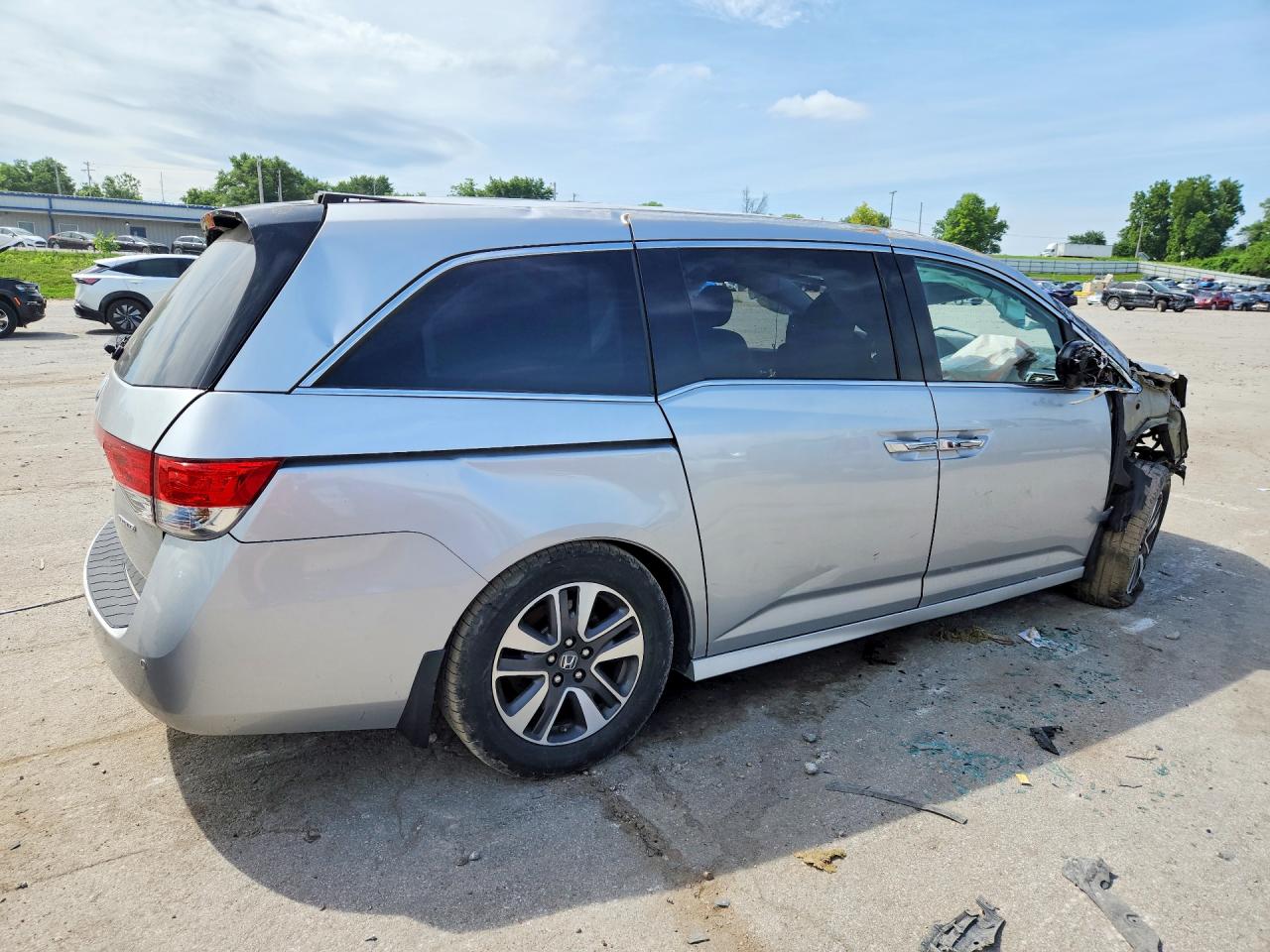 2014 Honda Odyssey Touring Silver vin: 5FNRL5H93EB126067