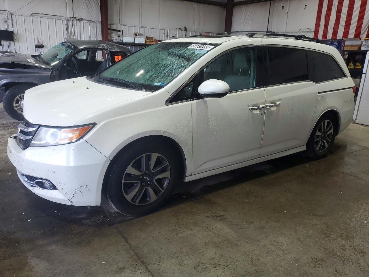 2015 Honda Odyssey Touring White vin: 5FNRL5H93FB044020