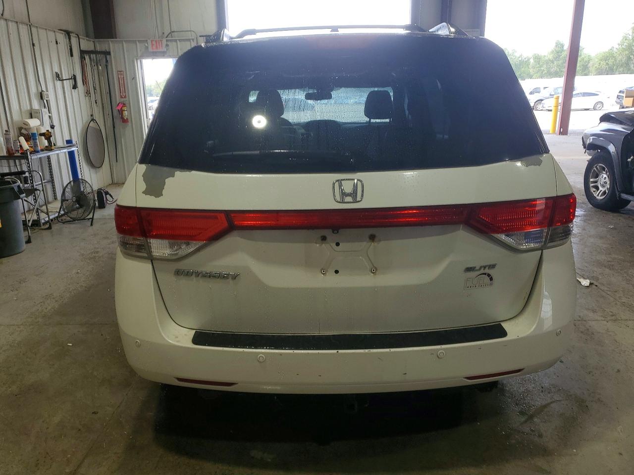 2015 Honda Odyssey Touring White vin: 5FNRL5H93FB044020