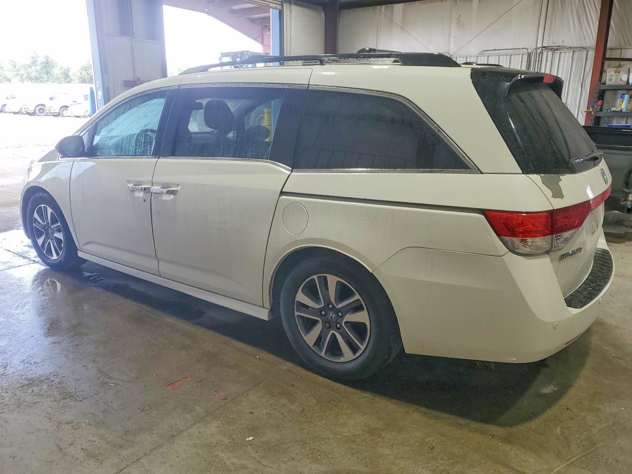 2015 Honda Odyssey Touring White vin: 5FNRL5H93FB044020