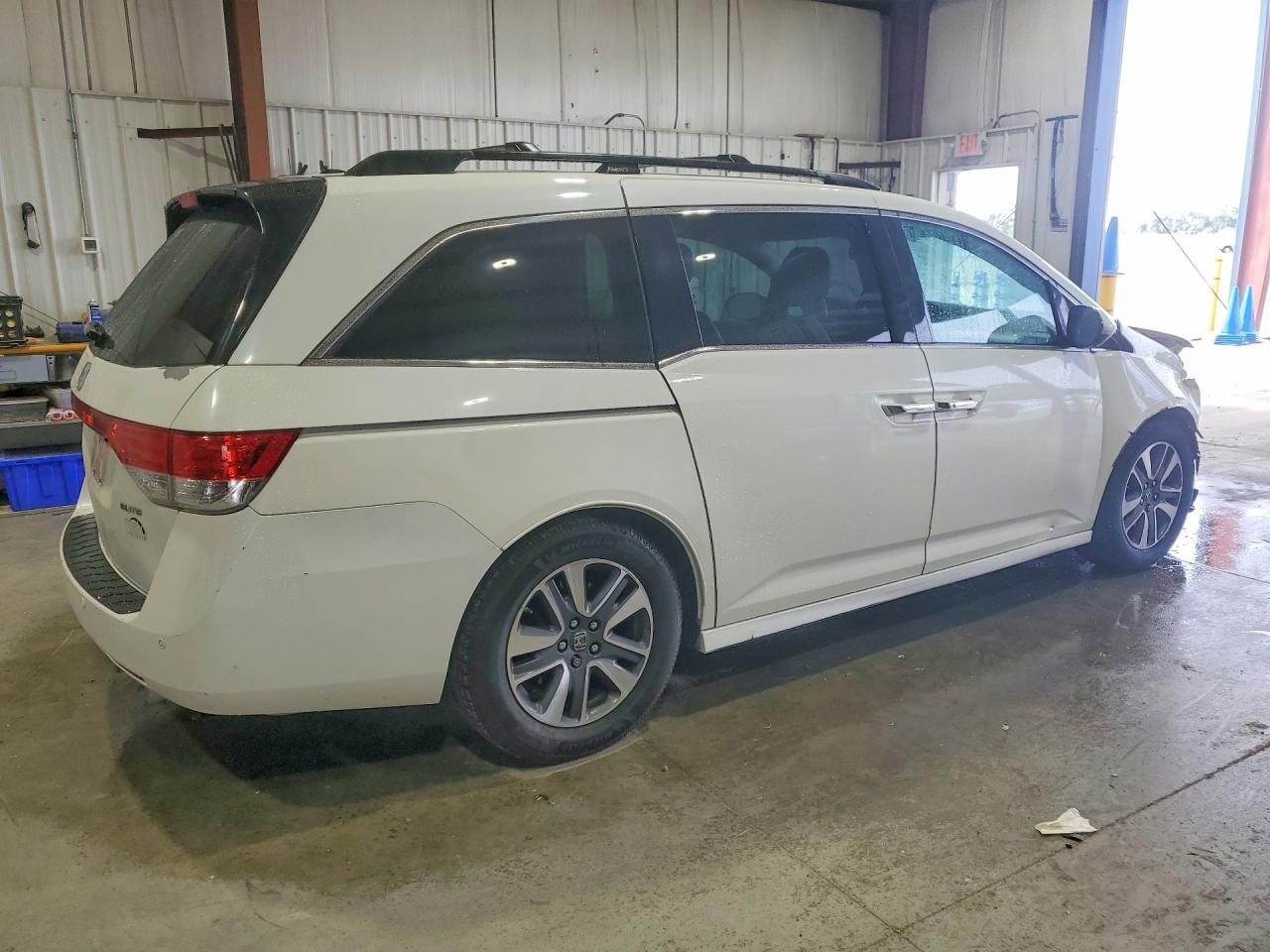 2015 Honda Odyssey Touring White vin: 5FNRL5H93FB044020