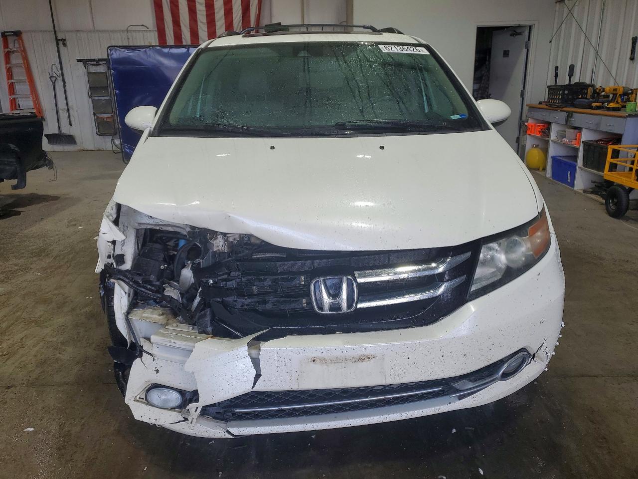 2015 Honda Odyssey Touring White vin: 5FNRL5H93FB044020