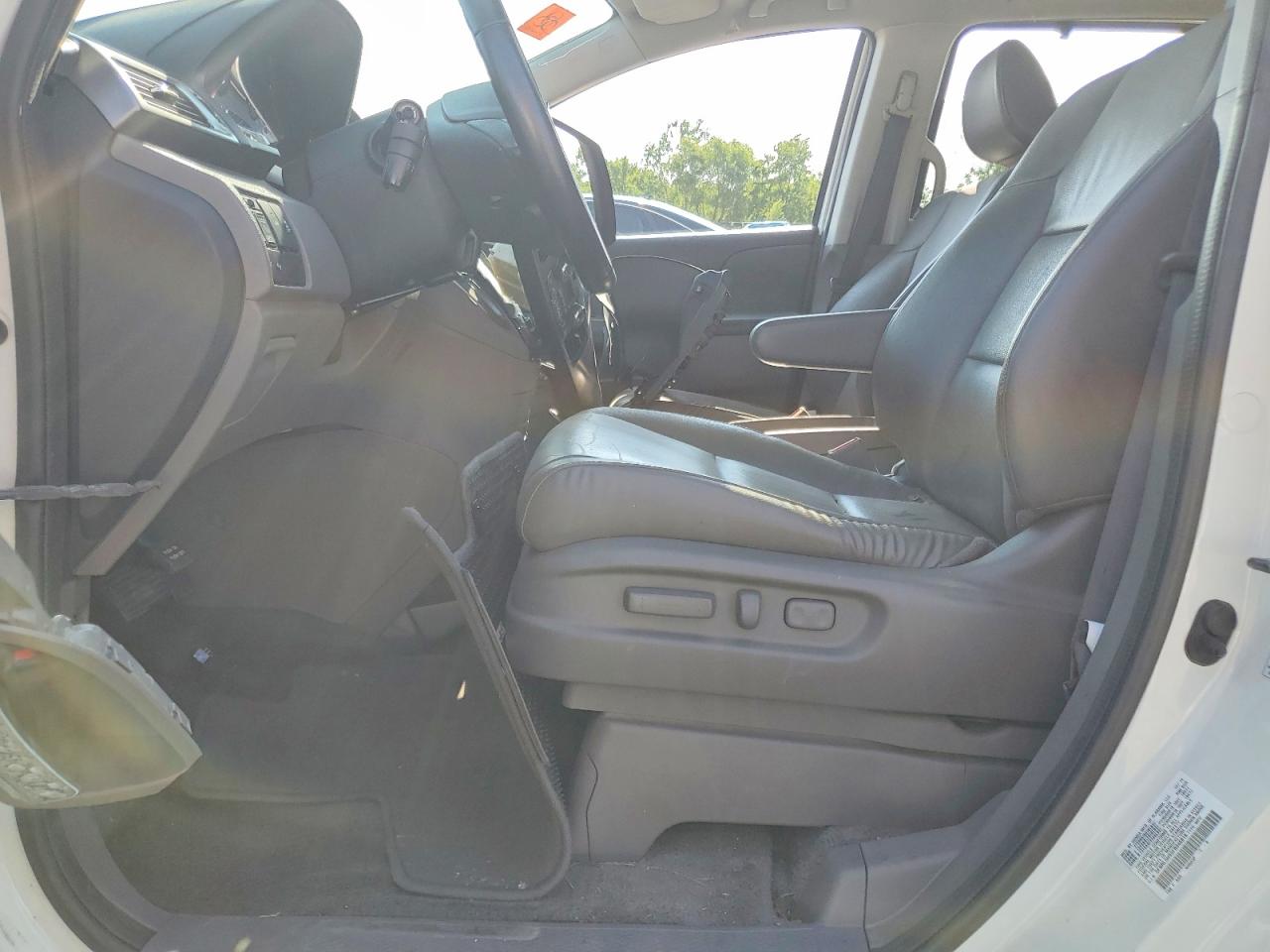 2015 Honda Odyssey Touring White vin: 5FNRL5H93FB046818