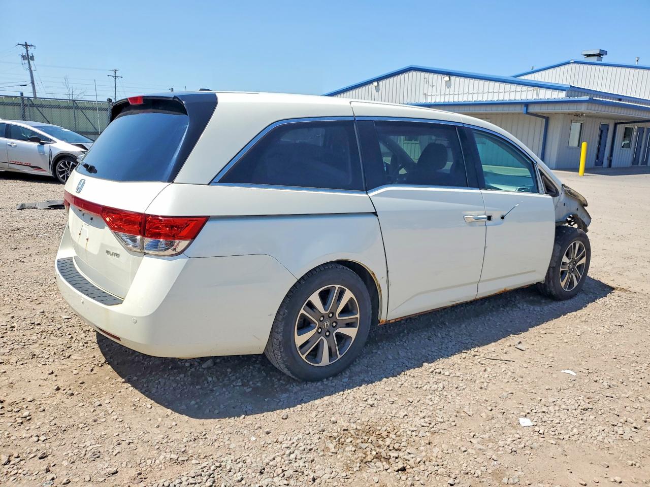 2015 Honda Odyssey Touring White vin: 5FNRL5H93FB084419