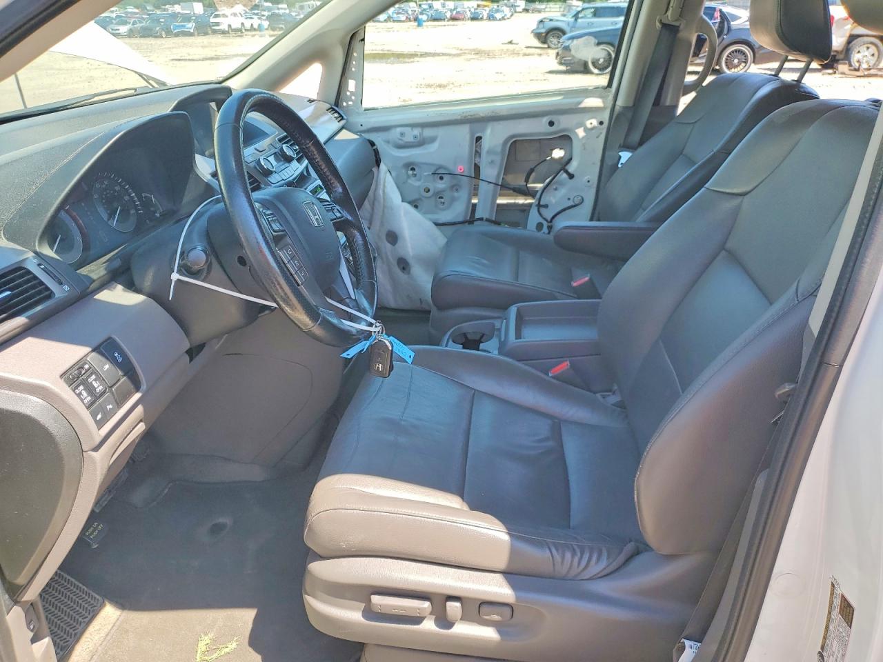 2015 Honda Odyssey Touring White vin: 5FNRL5H93FB084419