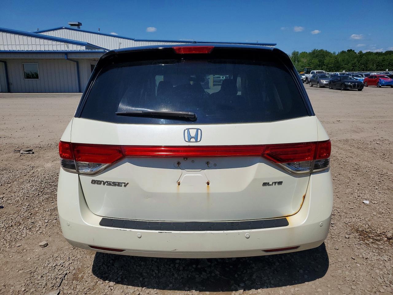 2015 Honda Odyssey Touring White vin: 5FNRL5H93FB084419
