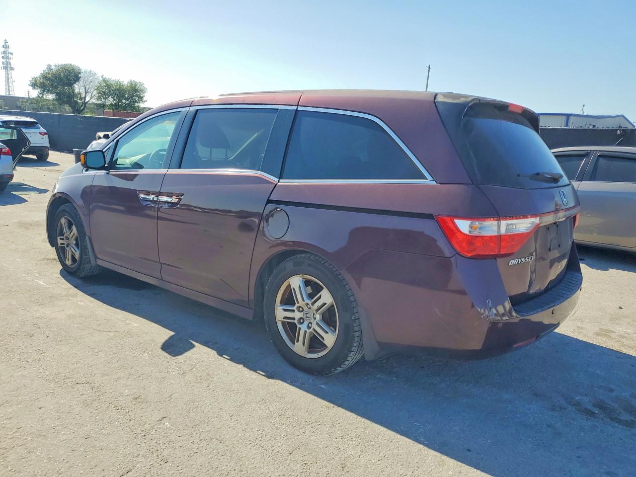 2012 Honda Odyssey Touring Burgundy vin: 5FNRL5H94CB058584
