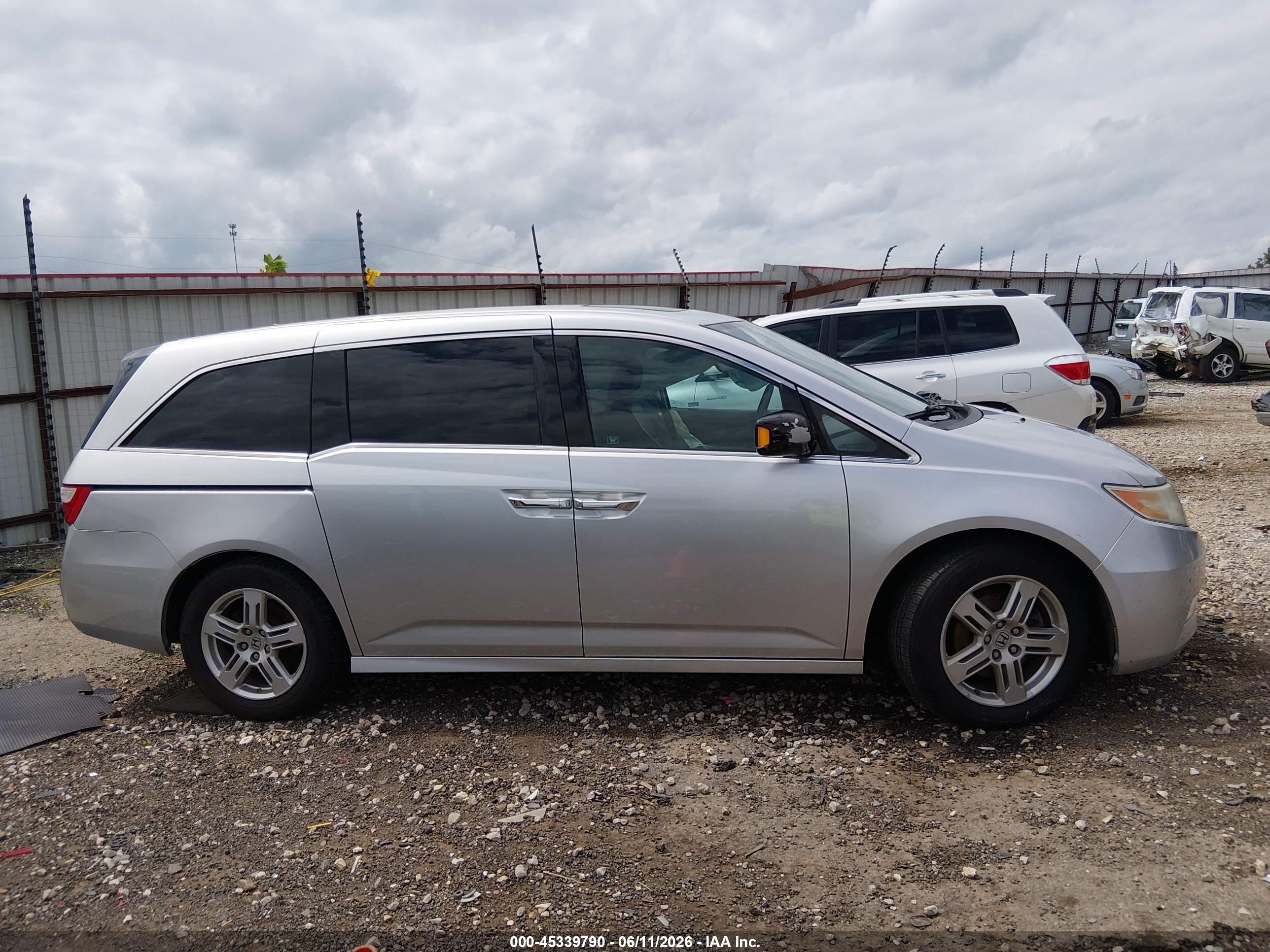 2012 Honda Odyssey Touring/touring Elite Silver vin: 5FNRL5H94CB083856
