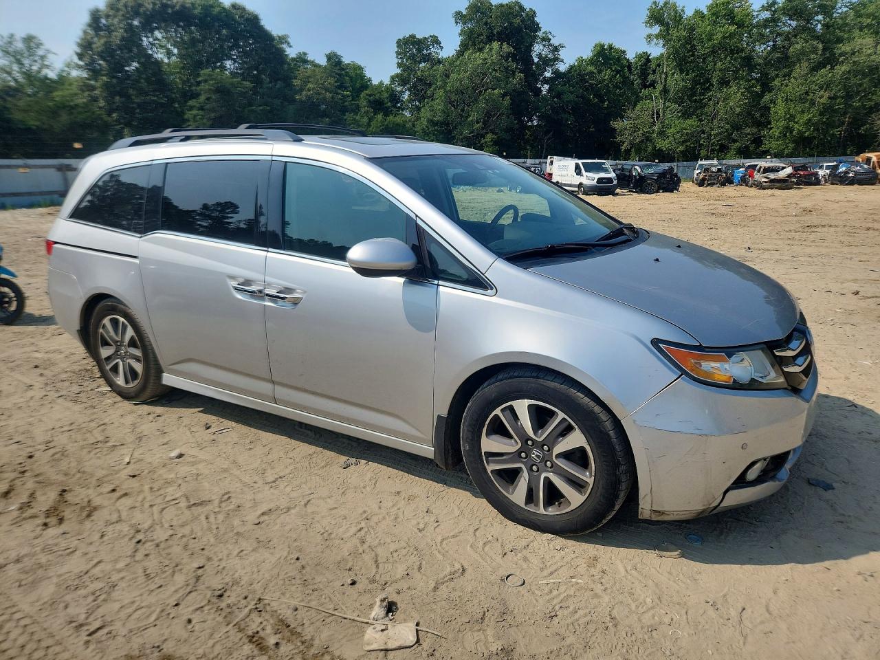 2014 Honda Odyssey Touring Silver vin: 5FNRL5H94EB068020