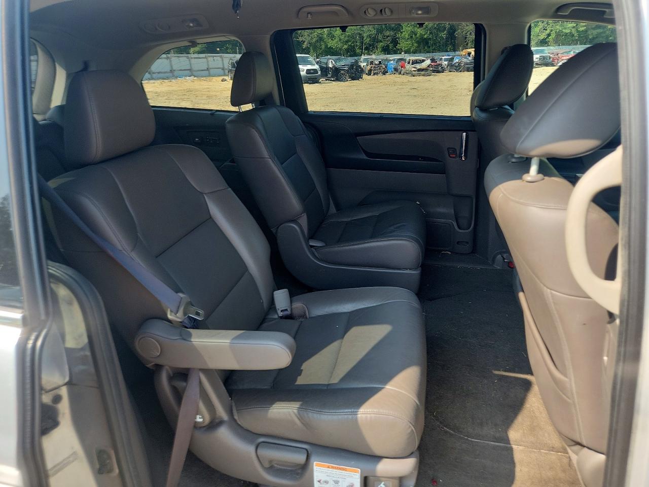 2014 Honda Odyssey Touring Silver vin: 5FNRL5H94EB068020