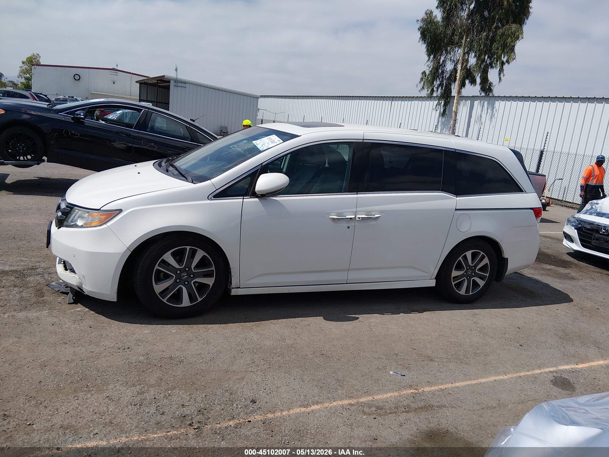 2014 Honda Odyssey Touring/touring Elite White vin: 5FNRL5H94EB098960