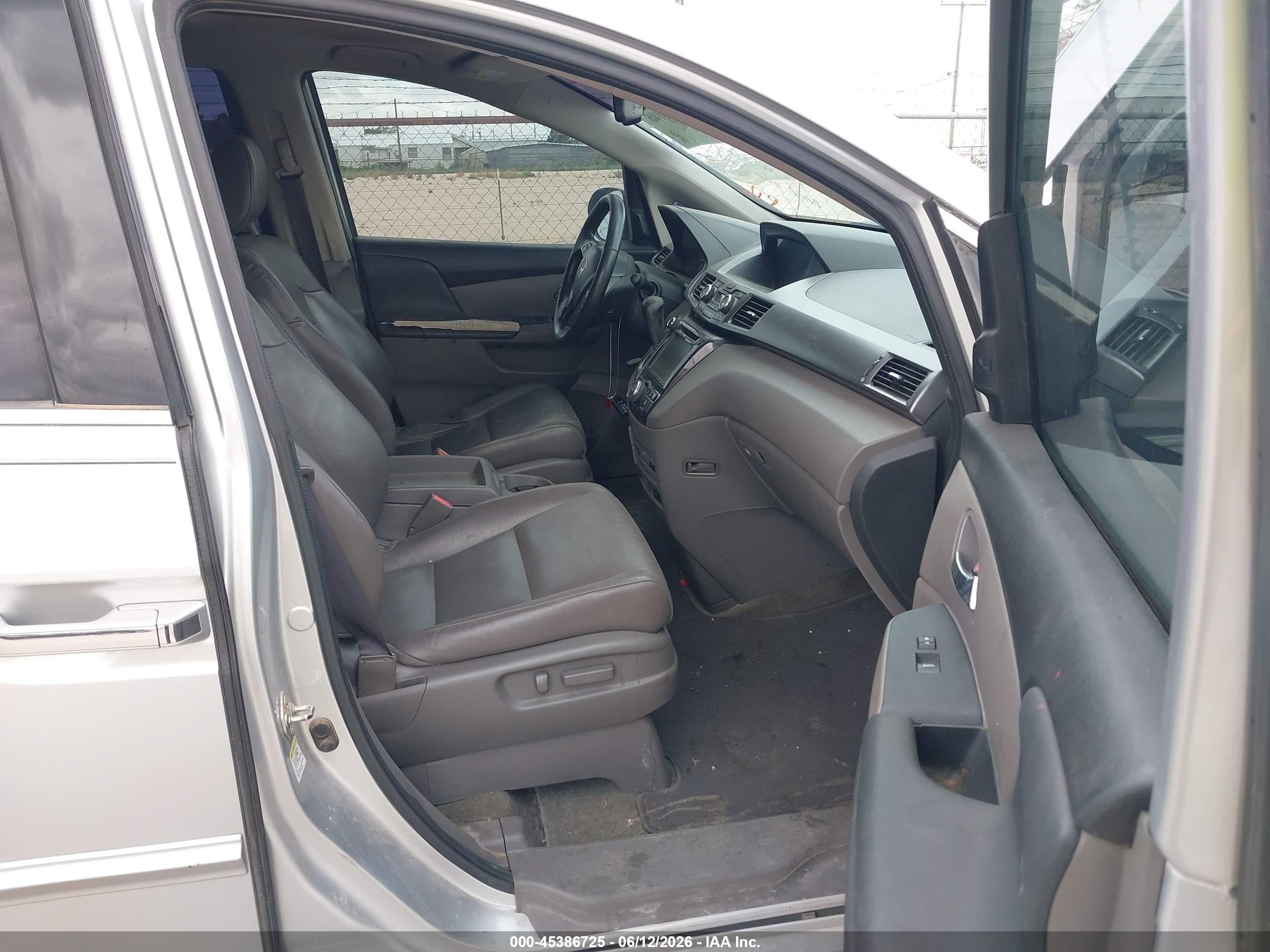 2015 Honda Odyssey Touring/touring Elite Silver vin: 5FNRL5H94FB003833