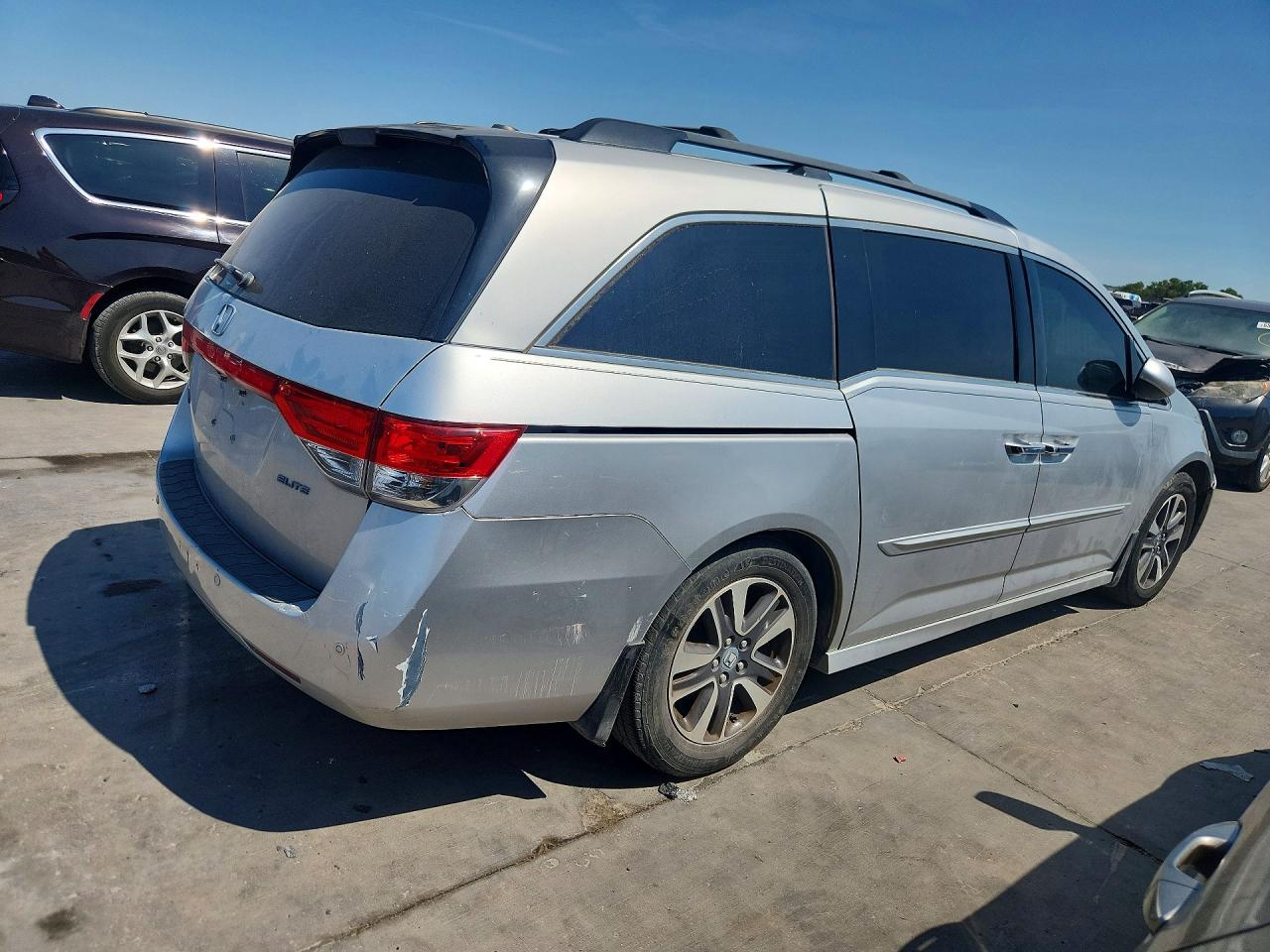 2015 Honda Odyssey Touring Silver vin: 5FNRL5H94FB003833