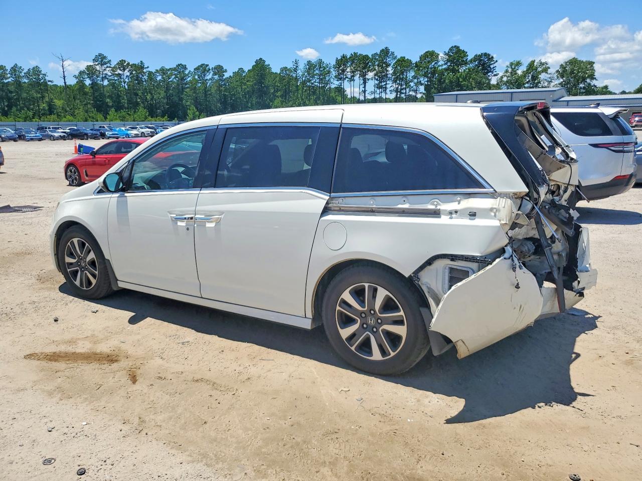 2015 Honda Odyssey Touring White vin: 5FNRL5H94FB025010