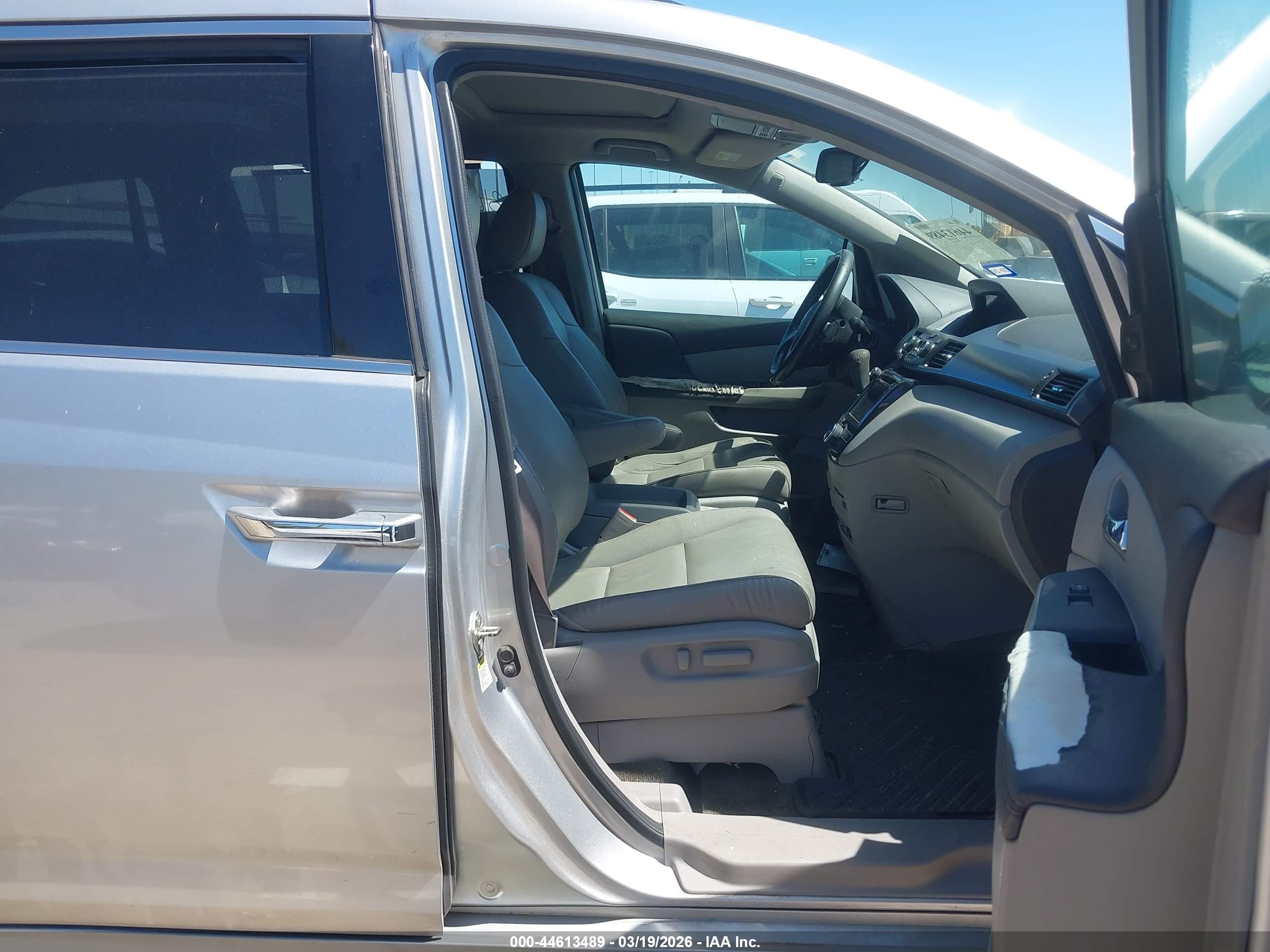 2015 Honda Odyssey Touring/touring Elite Silver vin: 5FNRL5H94FB041062