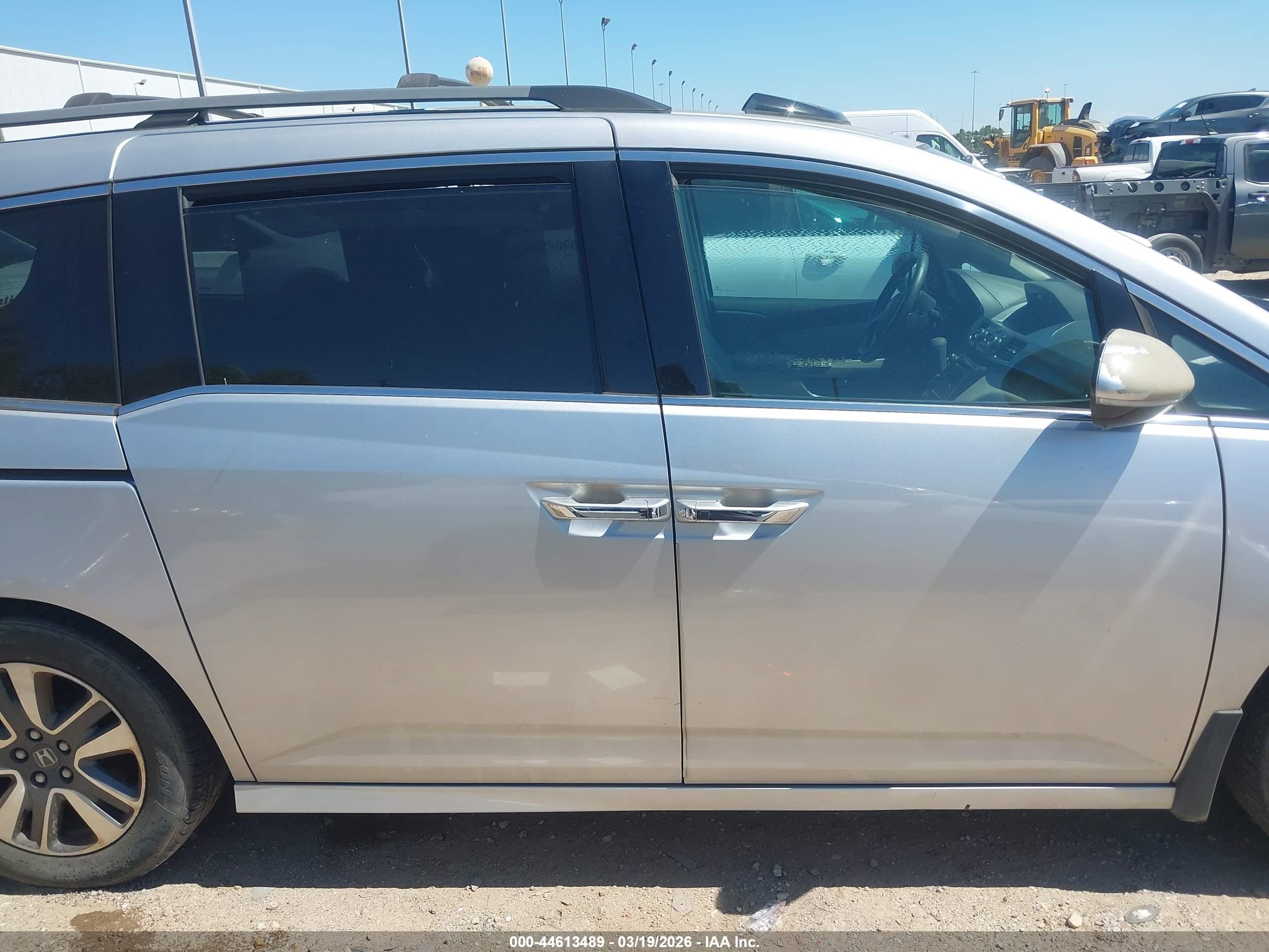 2015 Honda Odyssey Touring/touring Elite Silver vin: 5FNRL5H94FB041062