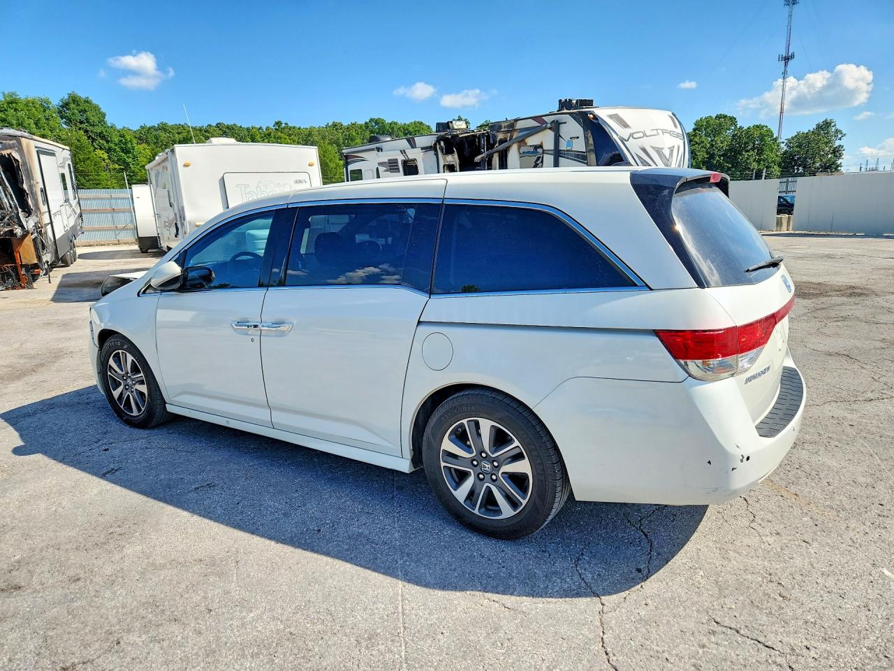 2015 Honda Odyssey Touring White vin: 5FNRL5H94FB071923