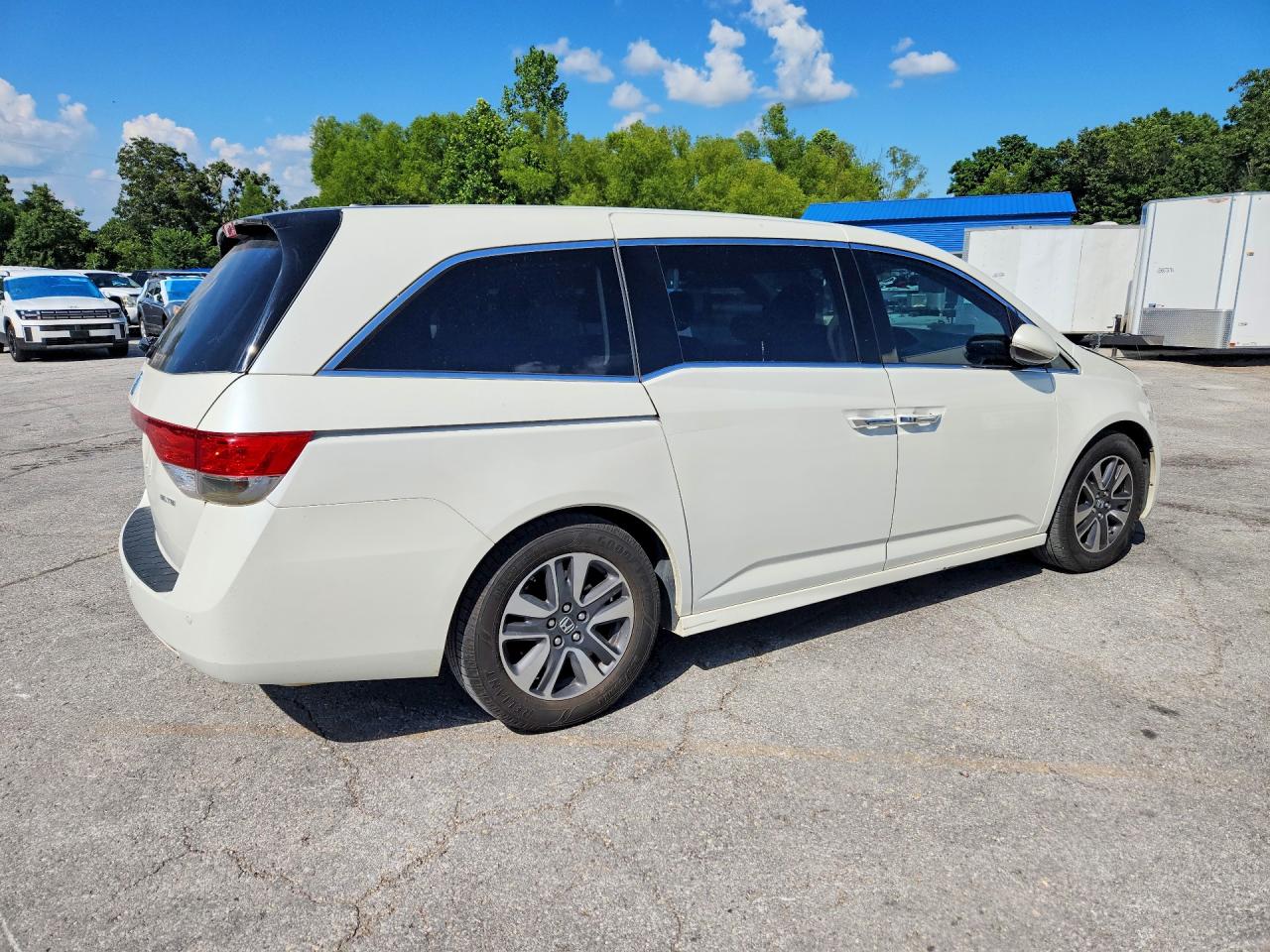 2015 Honda Odyssey Touring White vin: 5FNRL5H94FB071923