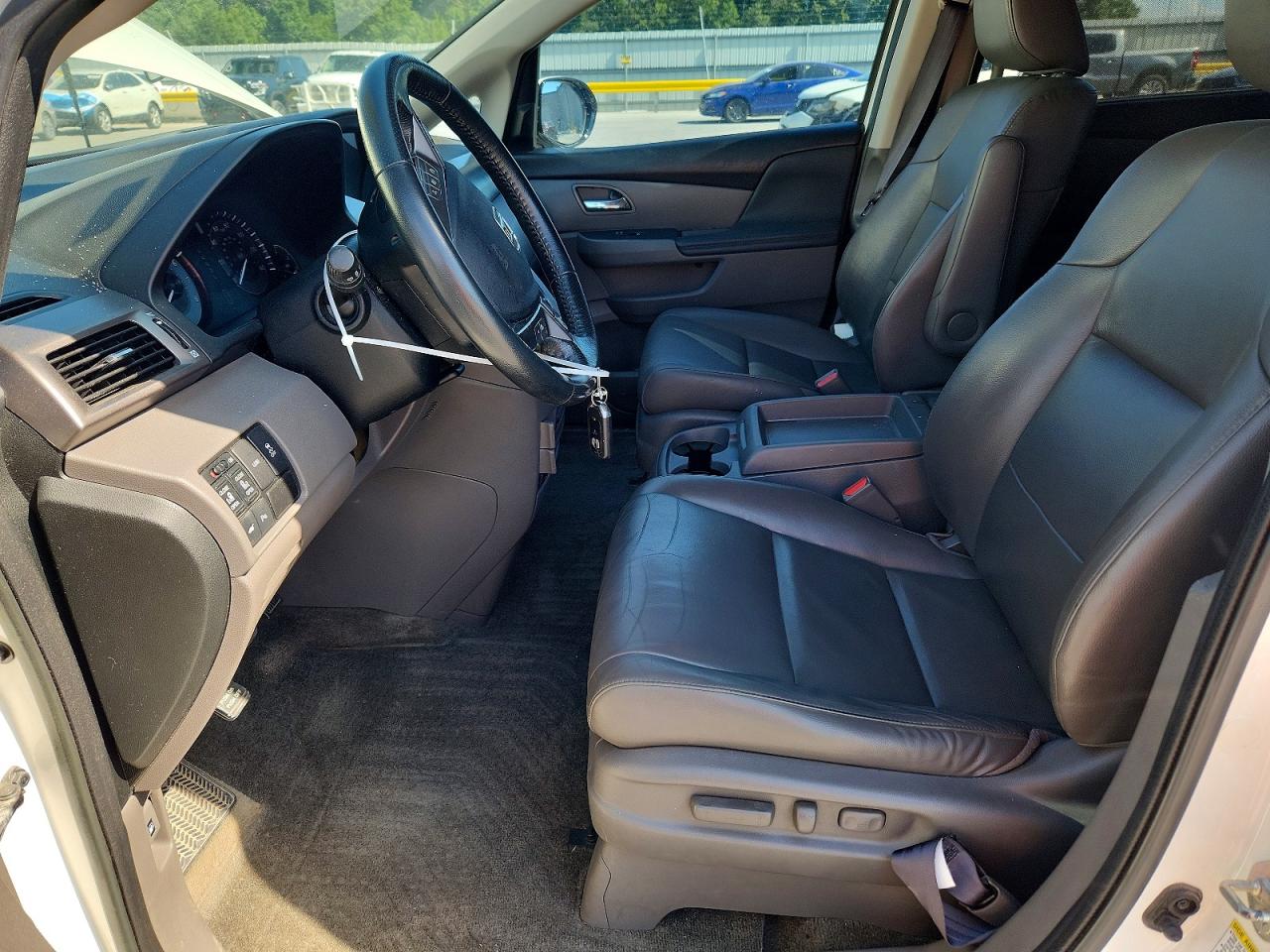 2015 Honda Odyssey Touring White vin: 5FNRL5H94FB071923