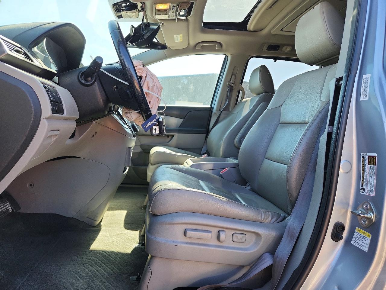 2016 Honda Odyssey Touring Silver vin: 5FNRL5H94GB086780
