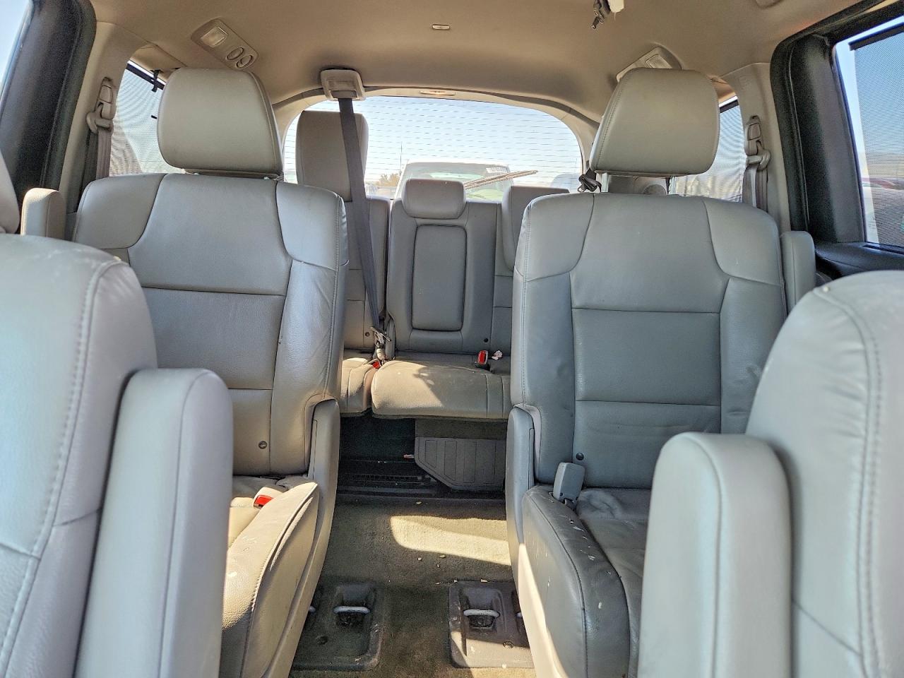 2016 Honda Odyssey Touring Silver vin: 5FNRL5H94GB086780