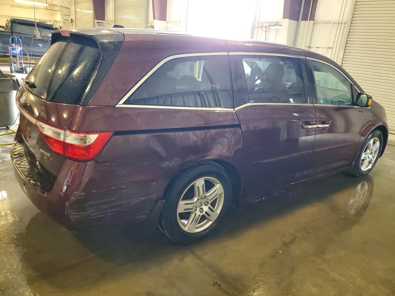 2011 Honda Odyssey Touring Maroon vin: 5FNRL5H95BB018335