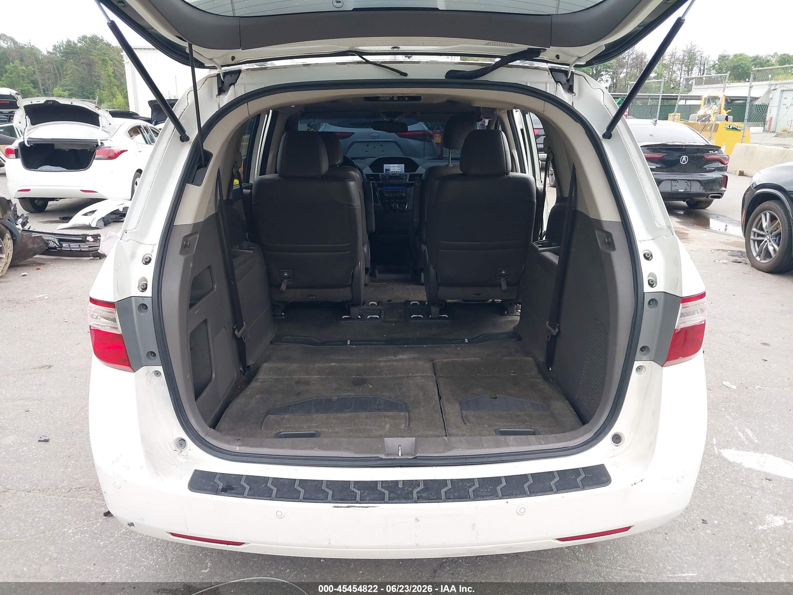 2012 Honda Odyssey Touring/touring Elite White vin: 5FNRL5H95CB034472